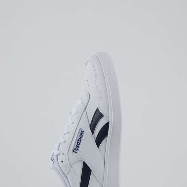 El estilo Reebok que te encanta en una silueta clásica de tenis vintage que se puede usar de manera elegante o informal. image number 3