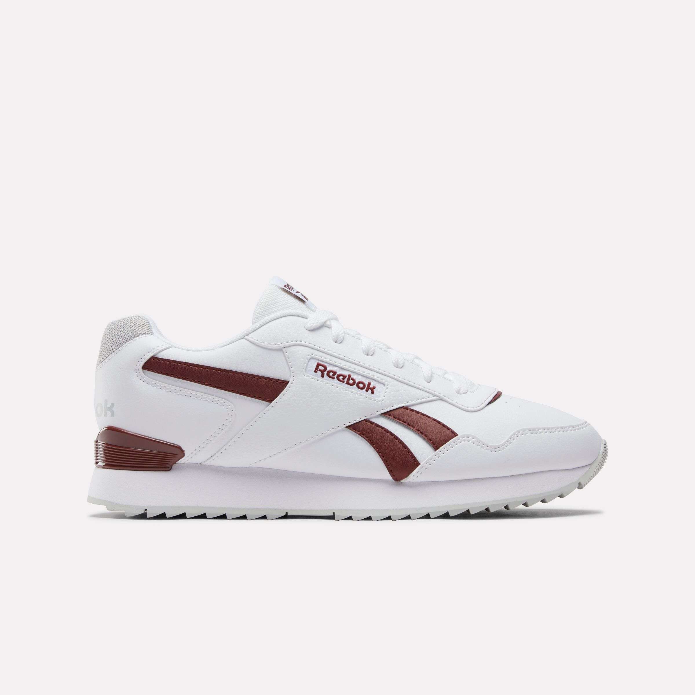 Con características clásicas de unos Reebok, pero destacándose por su suela ondulada y el clip TPU en el talón que les otorga un diseño único.