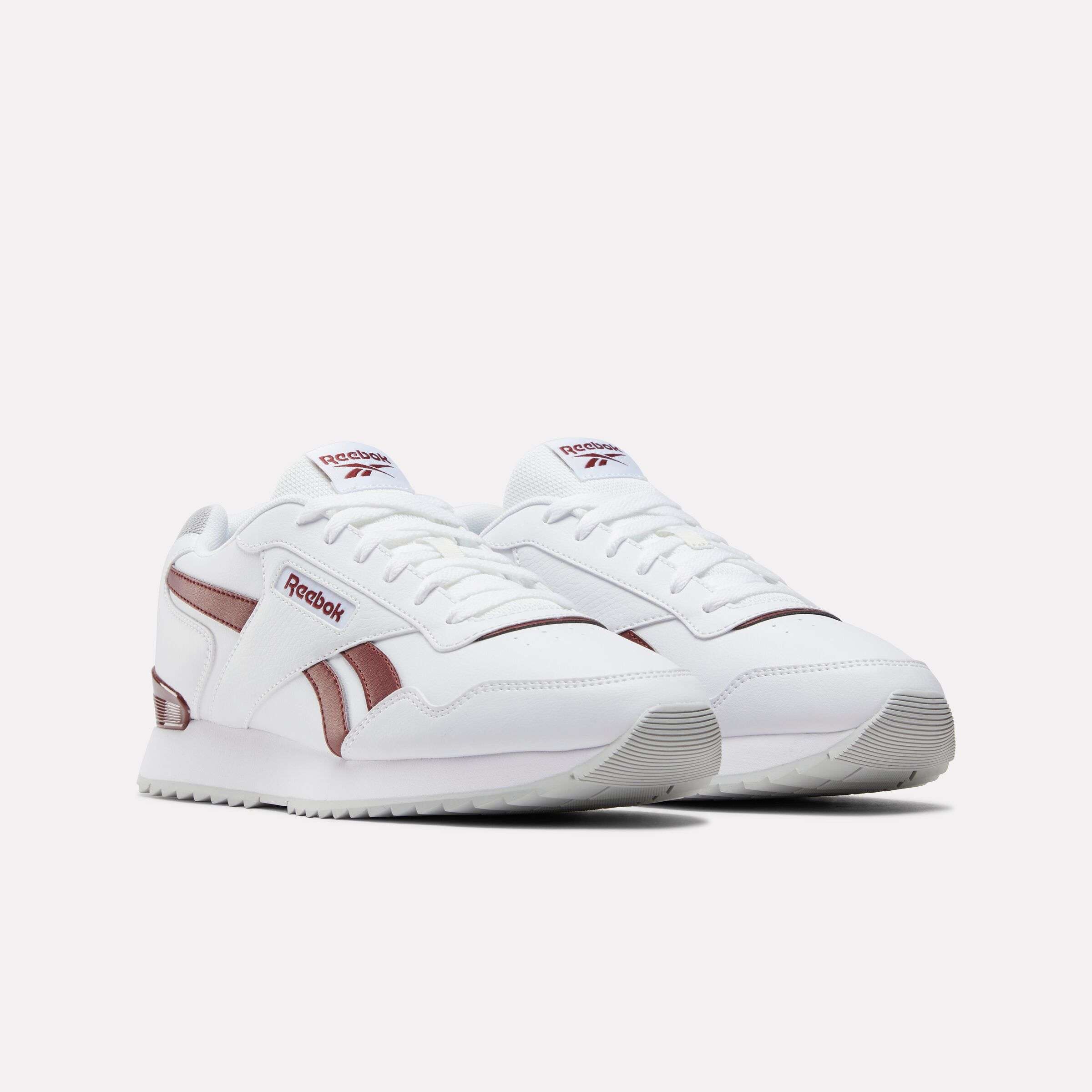 Con características clásicas de unos Reebok, pero destacándose por su suela ondulada y el clip TPU en el talón que les otorga un diseño único.