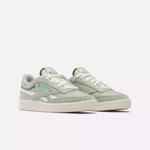 Hechos de piel vintage, ofrecen un aspecto retro y una sensación de la vieja escuela, con rayas laterales que realzan su diseño inspirado en el tenis.