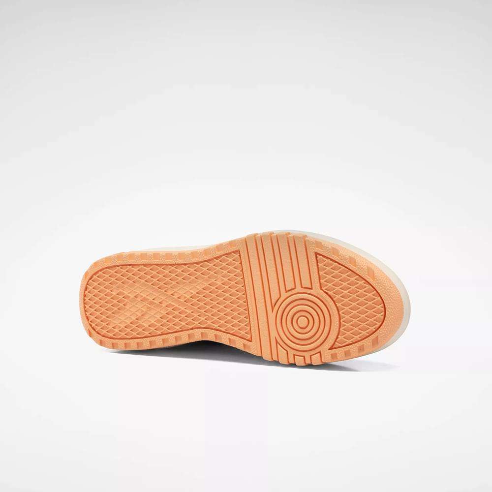 Ser súper extra es algo bueno. Estos zapatos Club C Extra lo demuestran. Una entresuela de plataforma exagerada te brinda un punto de vista elevado. image number 3