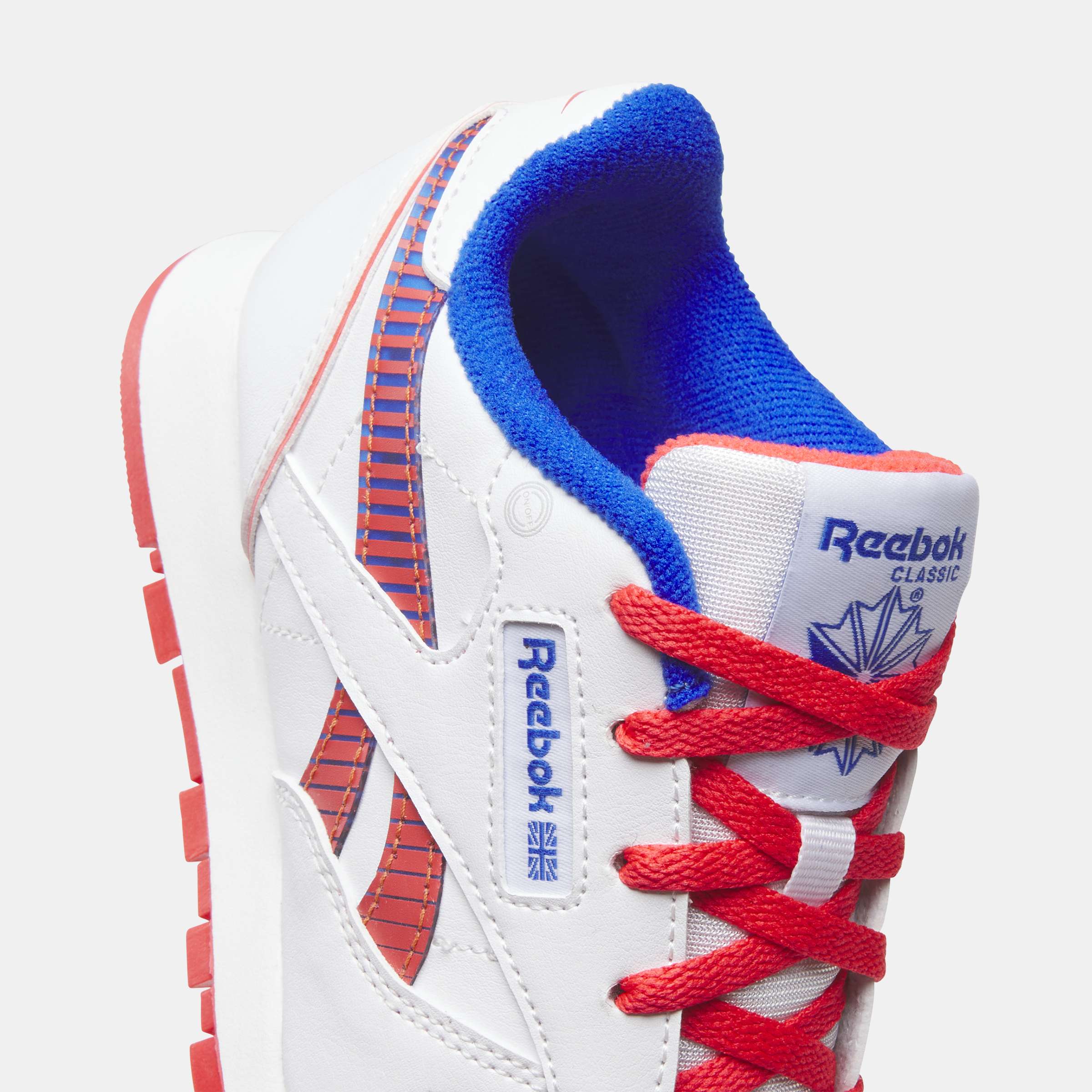 Los tenis Reebok para niños pequeños cuentan con colores y detalles divertidos, y tienen clips en el talón que se iluminan con cada paso. image number 4