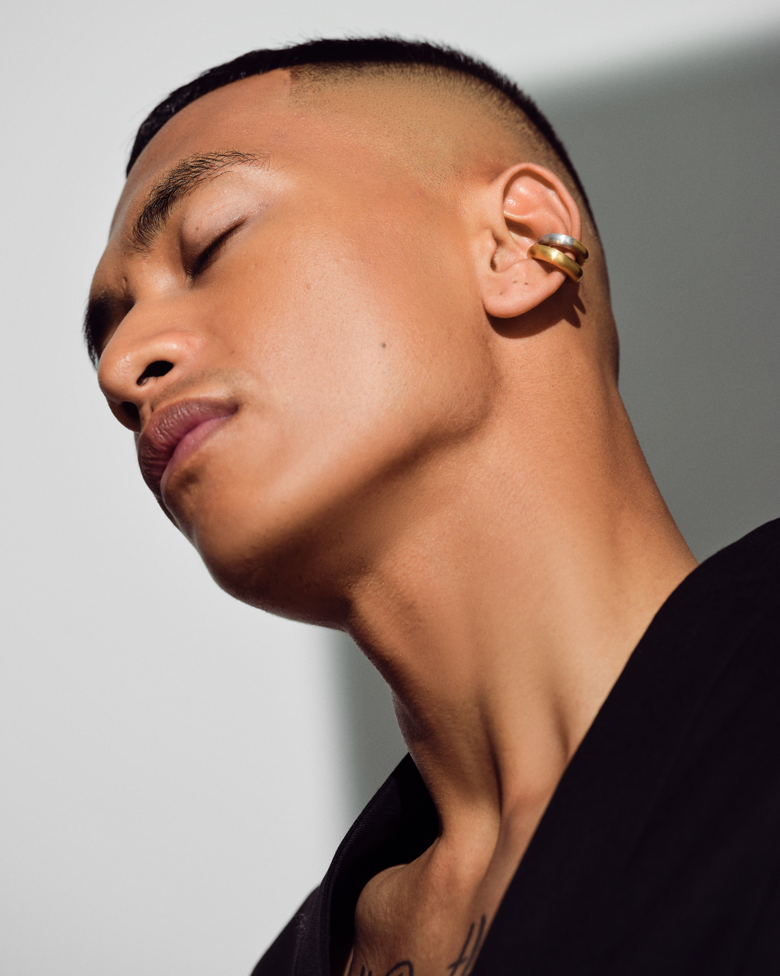 送料関税込【TOM WOOD】Infinity Ear Cuff Rock Crystal Gold Infinity Ear Cuff Rock Crystal Gold - Tom Wood Project