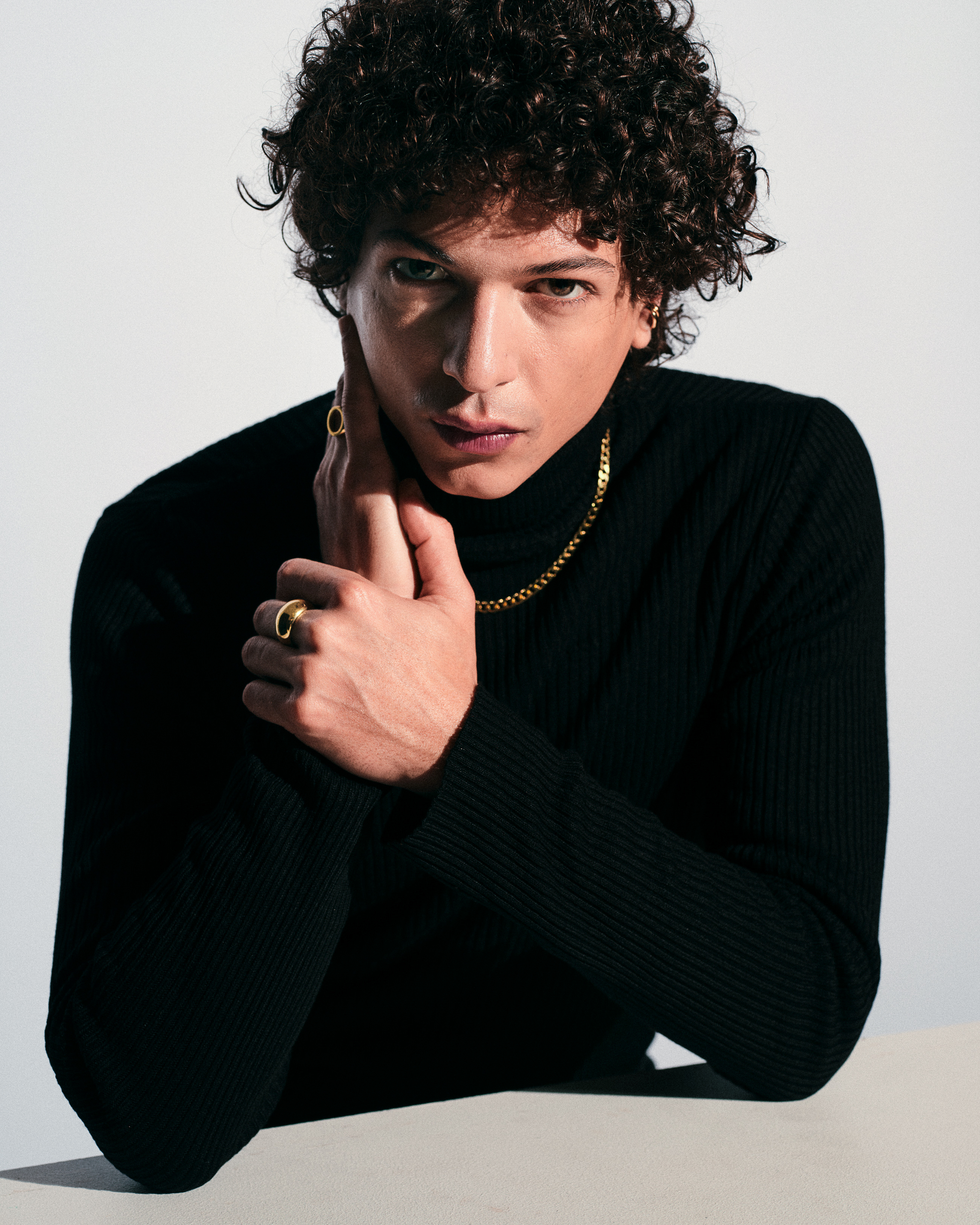 Tom.Wood.Model.M.Ice.Ring.Gold