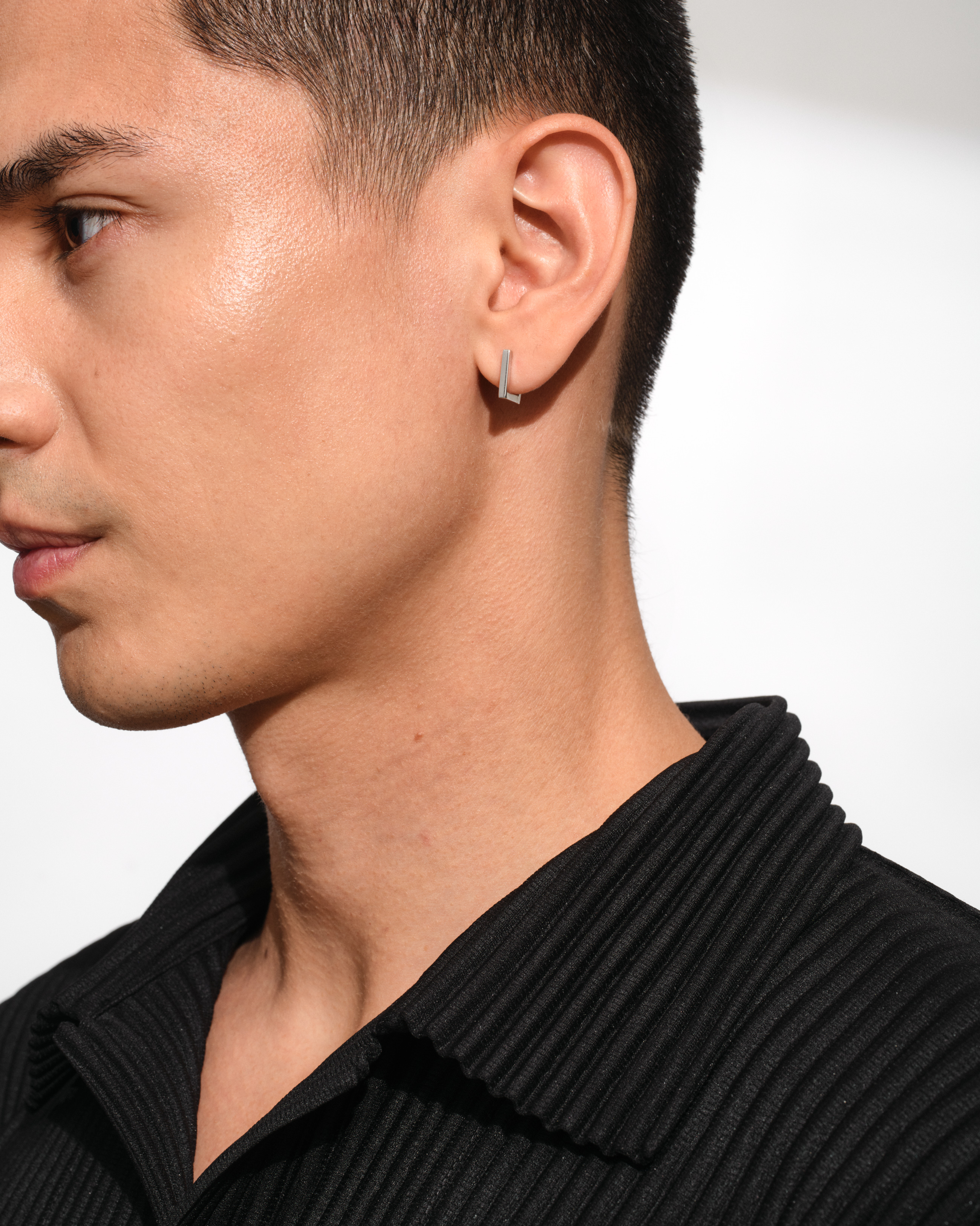 人気デザイン【Tom Wood】Sleek Huggie Gold Diamonds (Tom Wood