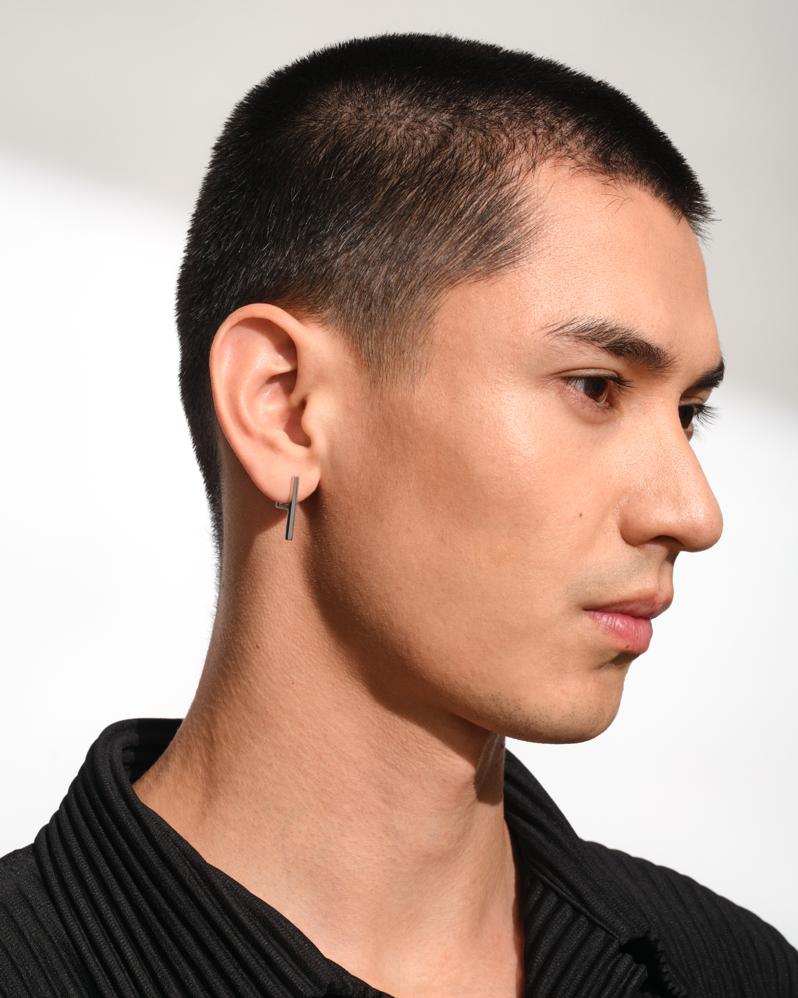 人気デザイン【Tom Wood】Sleek Huggie Gold Diamonds (Tom Wood
