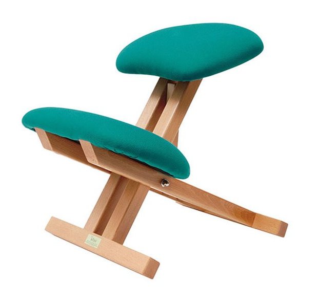 Ergonomisk knästol med träbas