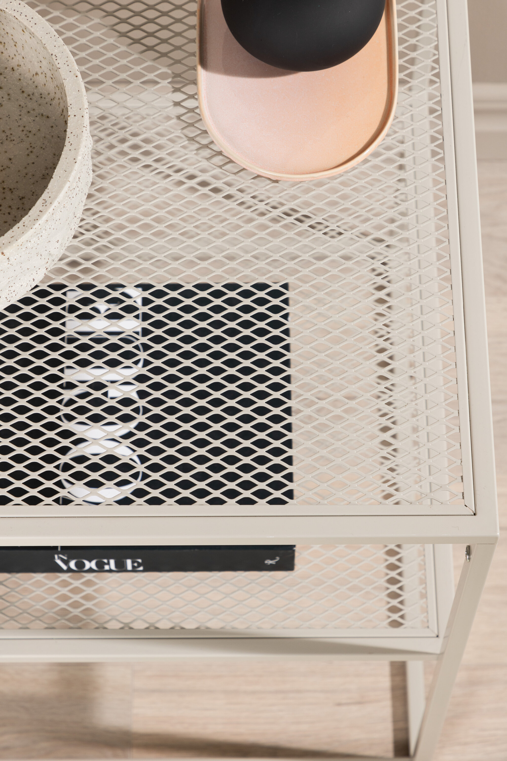 deLOHN Netz Dohányzóasztal