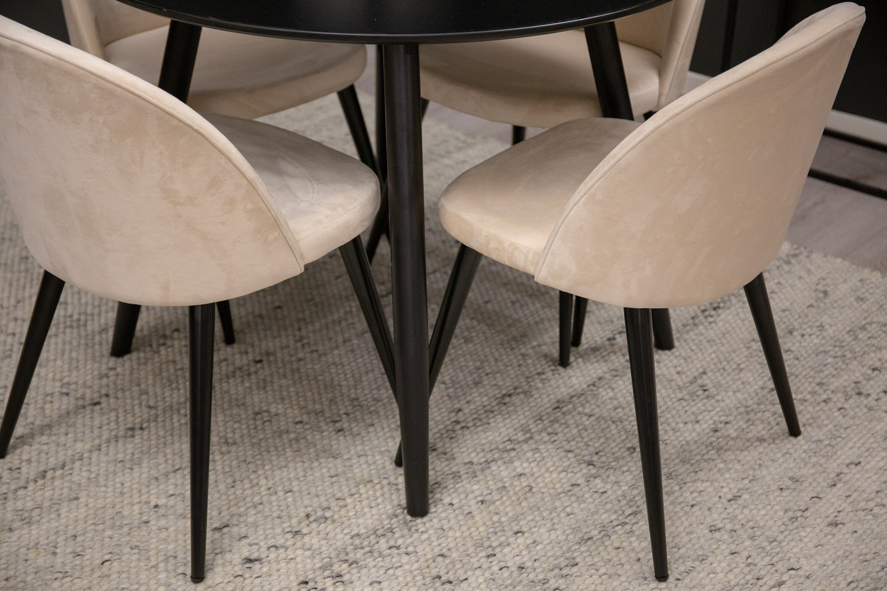 deLOHN Velvet, Plaza Kör alakú étkezőgarnitúra