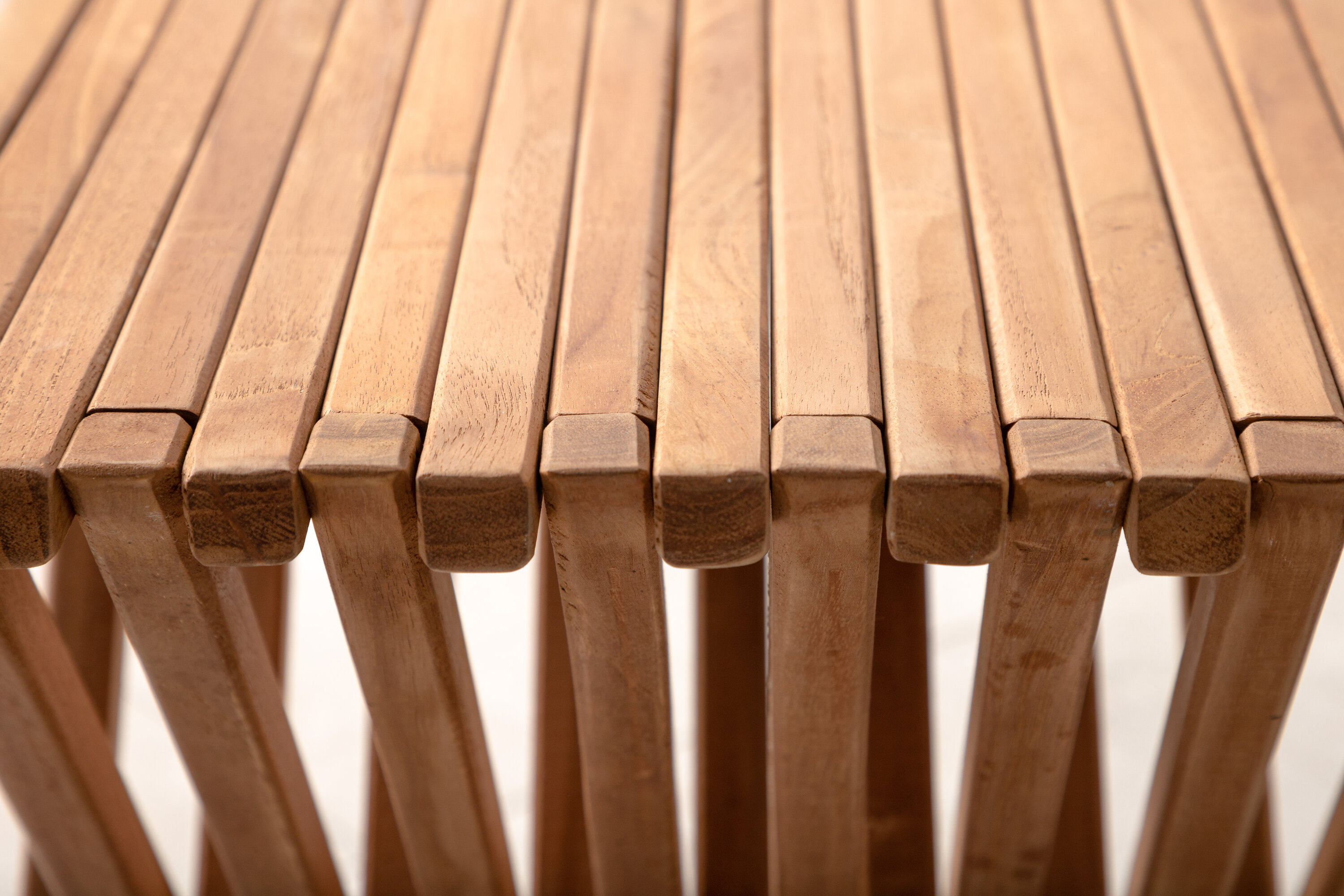 deLOHN Ghana Kisasztal