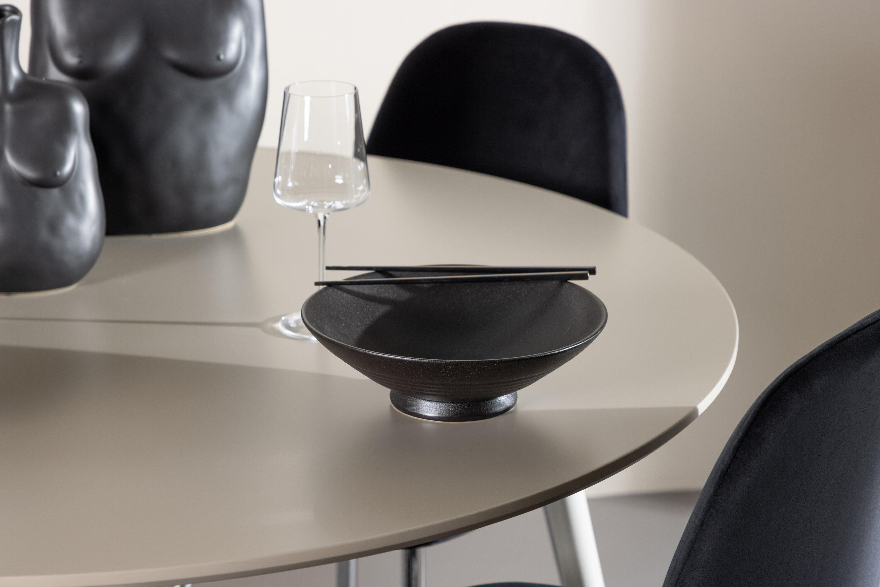 deLOHN Plaza, Polar Kör alakú étkezőgarnitúra deLOHN Plaza, Polar Kör alakú étkezőgarnitúra