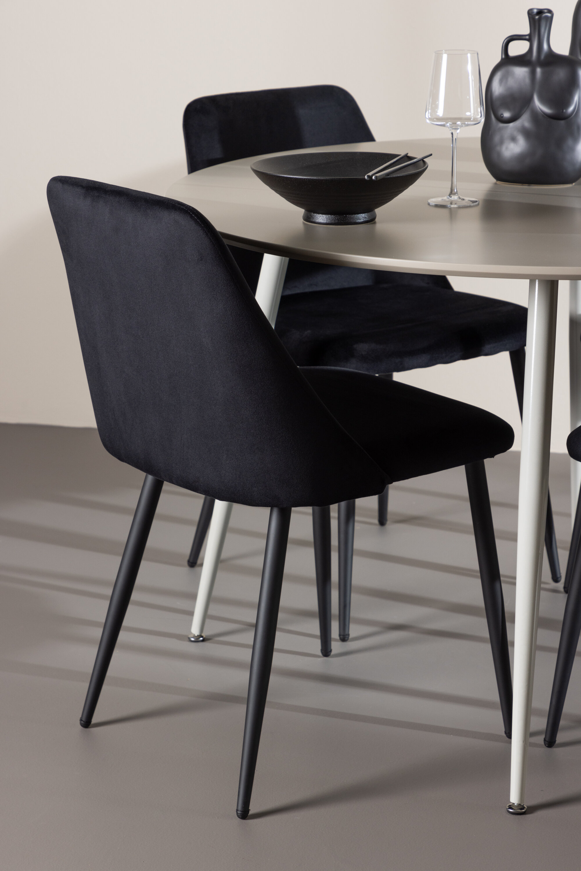 deLOHN Plaza, Night Kör alakú étkezőgarnitúra deLOHN Plaza, Night Kör alakú étkezőgarnitúra