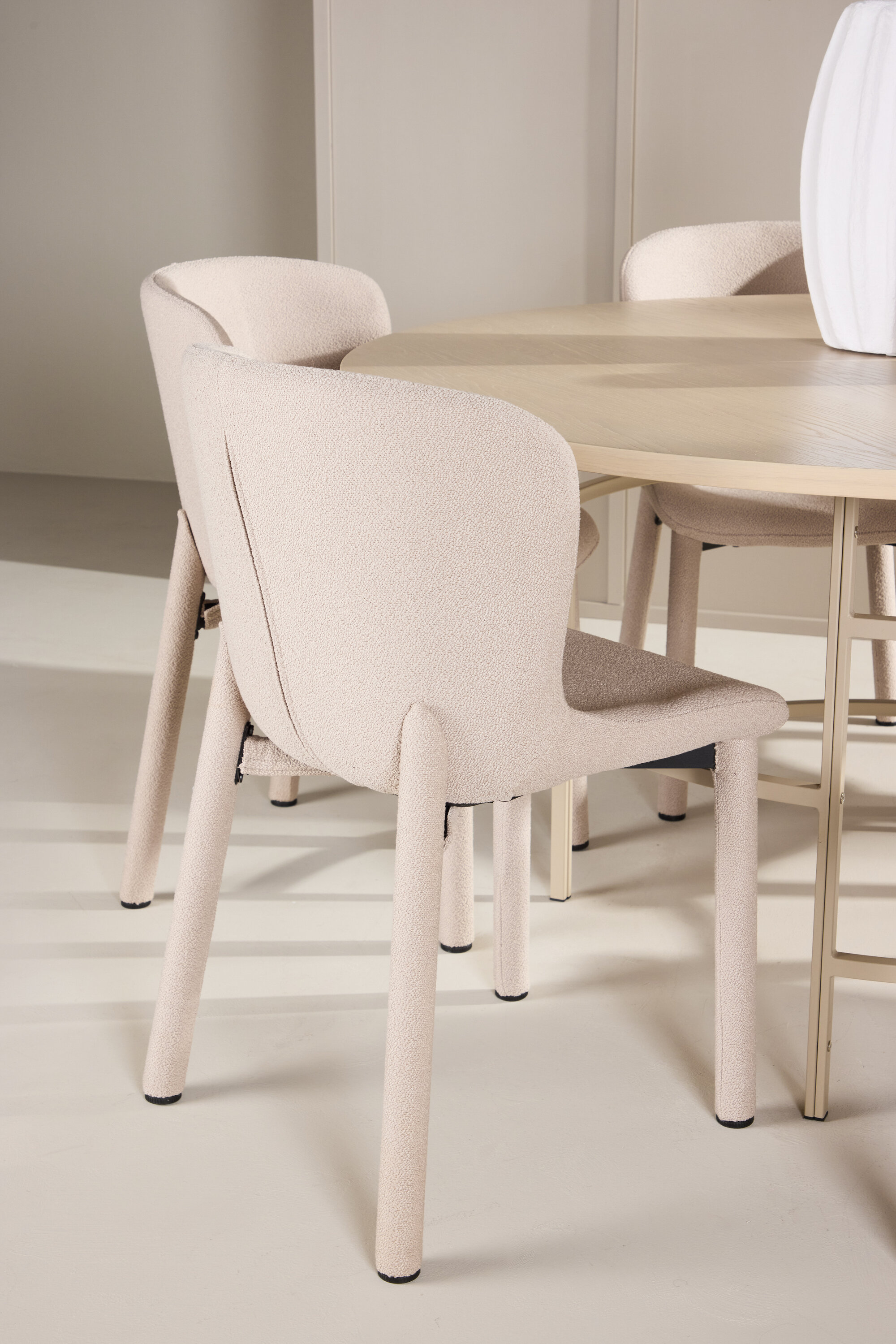 deLOHN Copenhagen, Astoria Kör alakú étkezőgarnitúra deLOHN Copenhagen, Astoria Kör alakú étkezőgarnitúra