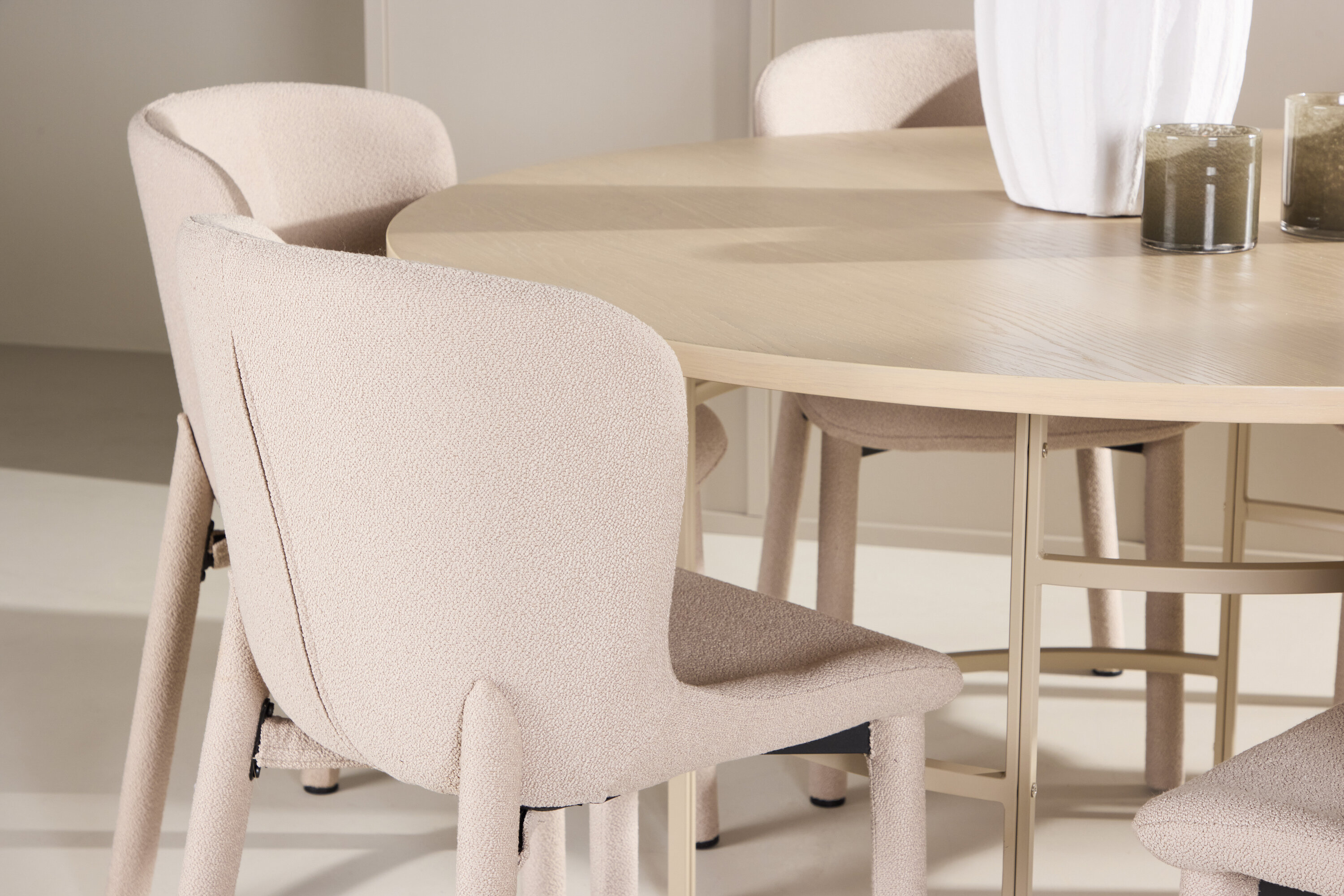 deLOHN Copenhagen, Astoria Kör alakú étkezőgarnitúra