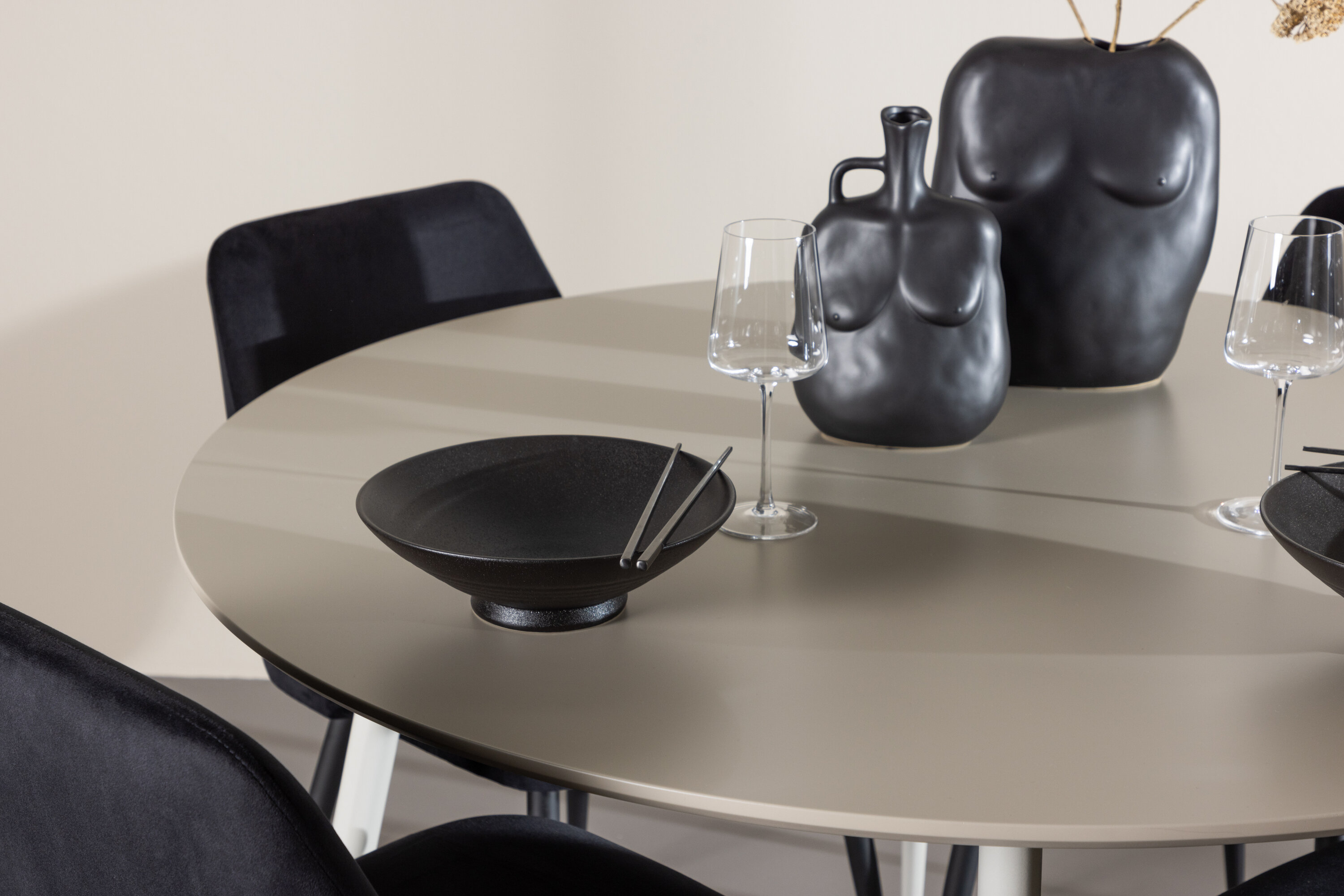 deLOHN Plaza, Night Kör alakú étkezőgarnitúra deLOHN Plaza, Night Kör alakú étkezőgarnitúra