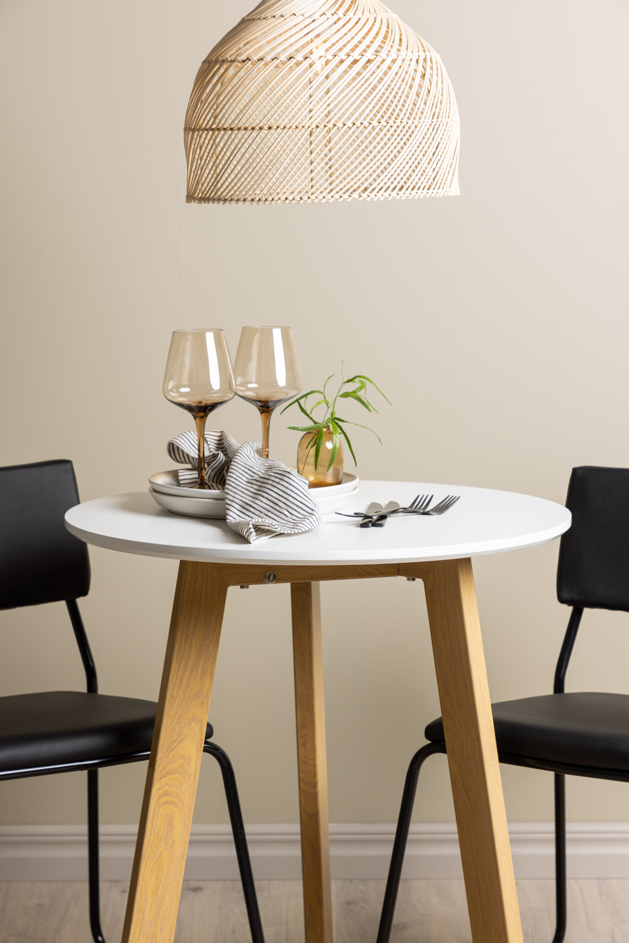 deLOHN Kenth Kör alakú étkezőgarnitúra deLOHN Kenth Kör alakú étkezőgarnitúra