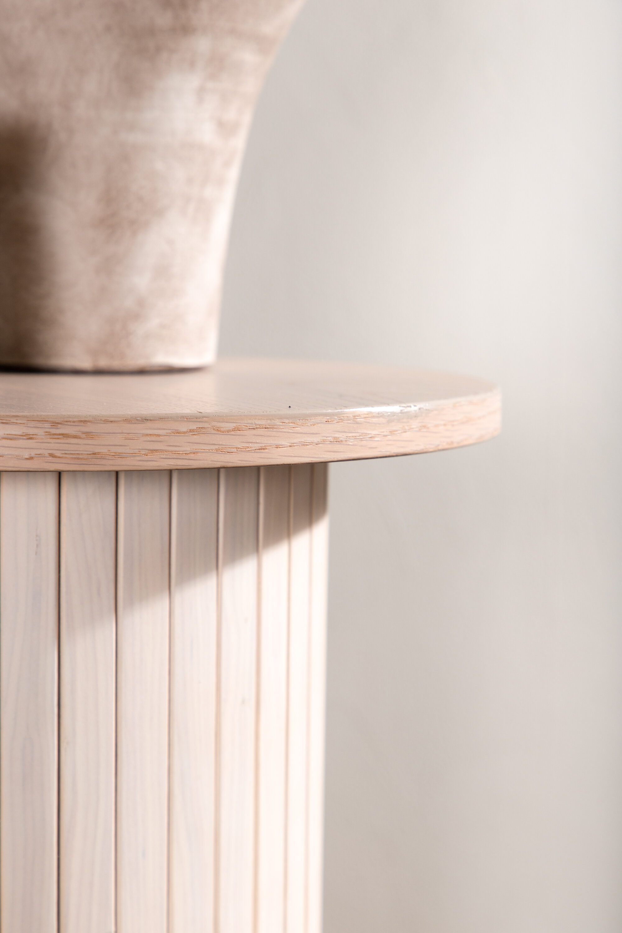 deLOHN Bianca Kisasztal