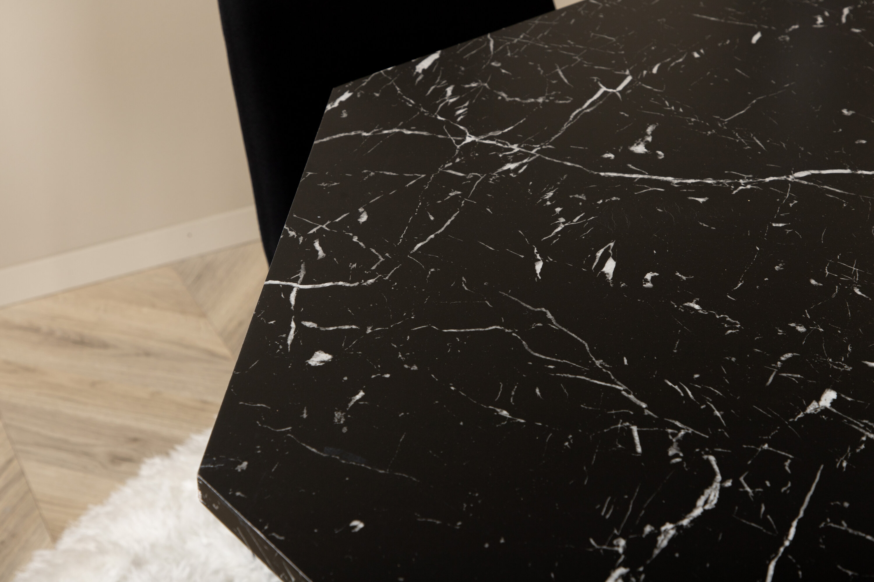 deLOHN Marbs, Muce Kör alakú étkezőgarnitúra