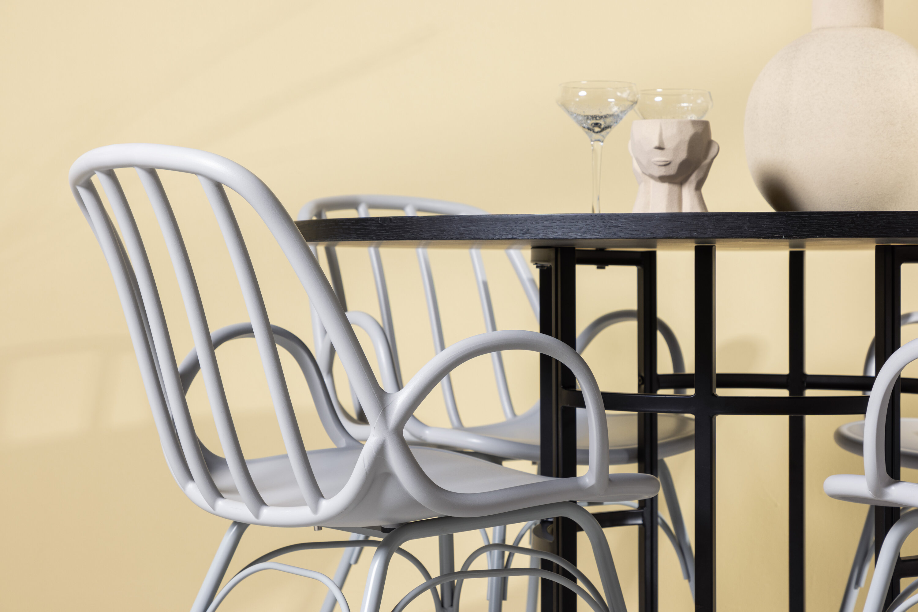 deLOHN Copenhagen, Dyrön Kör alakú étkezőgarnitúra