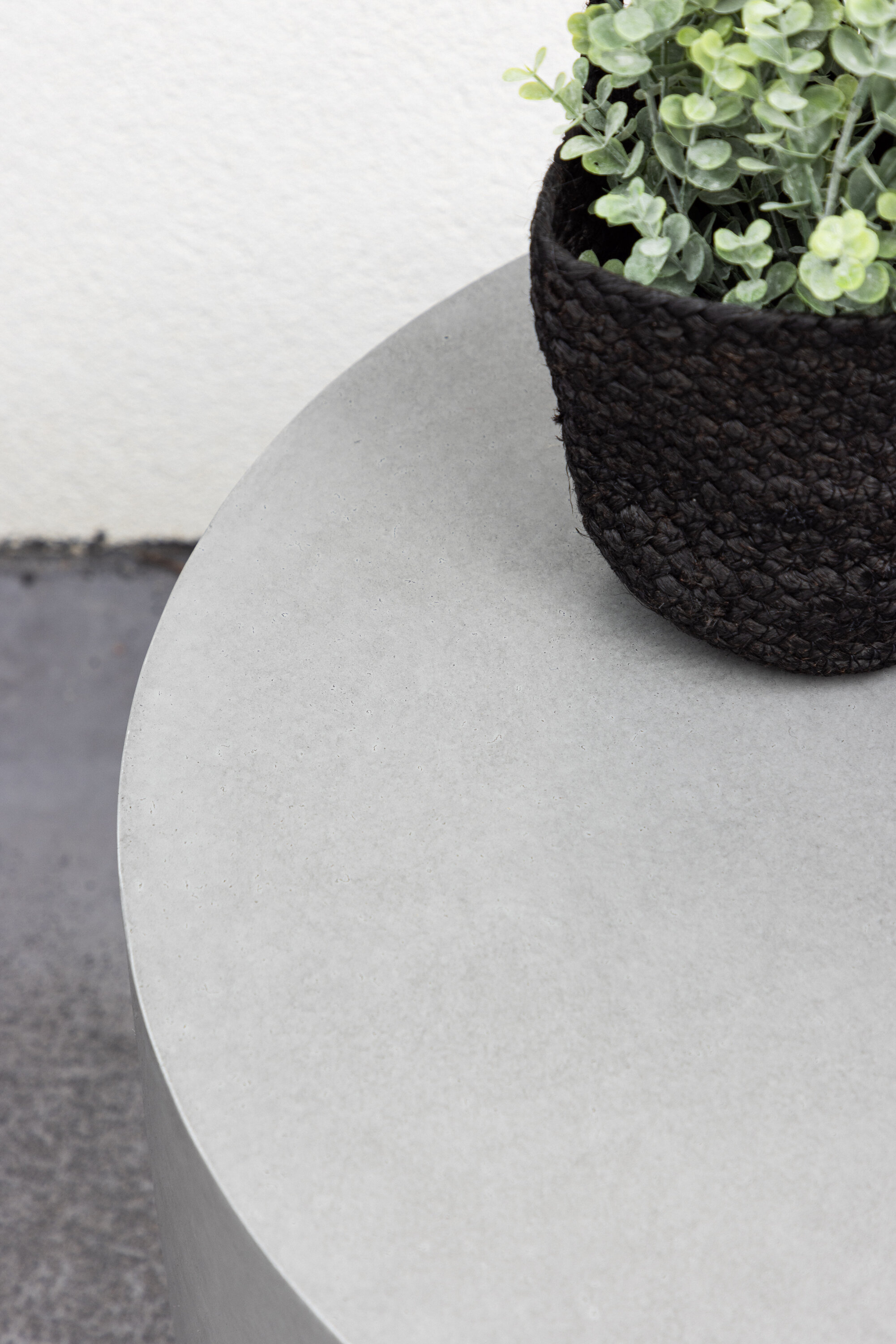 deLOHN Lissabon Kisasztal