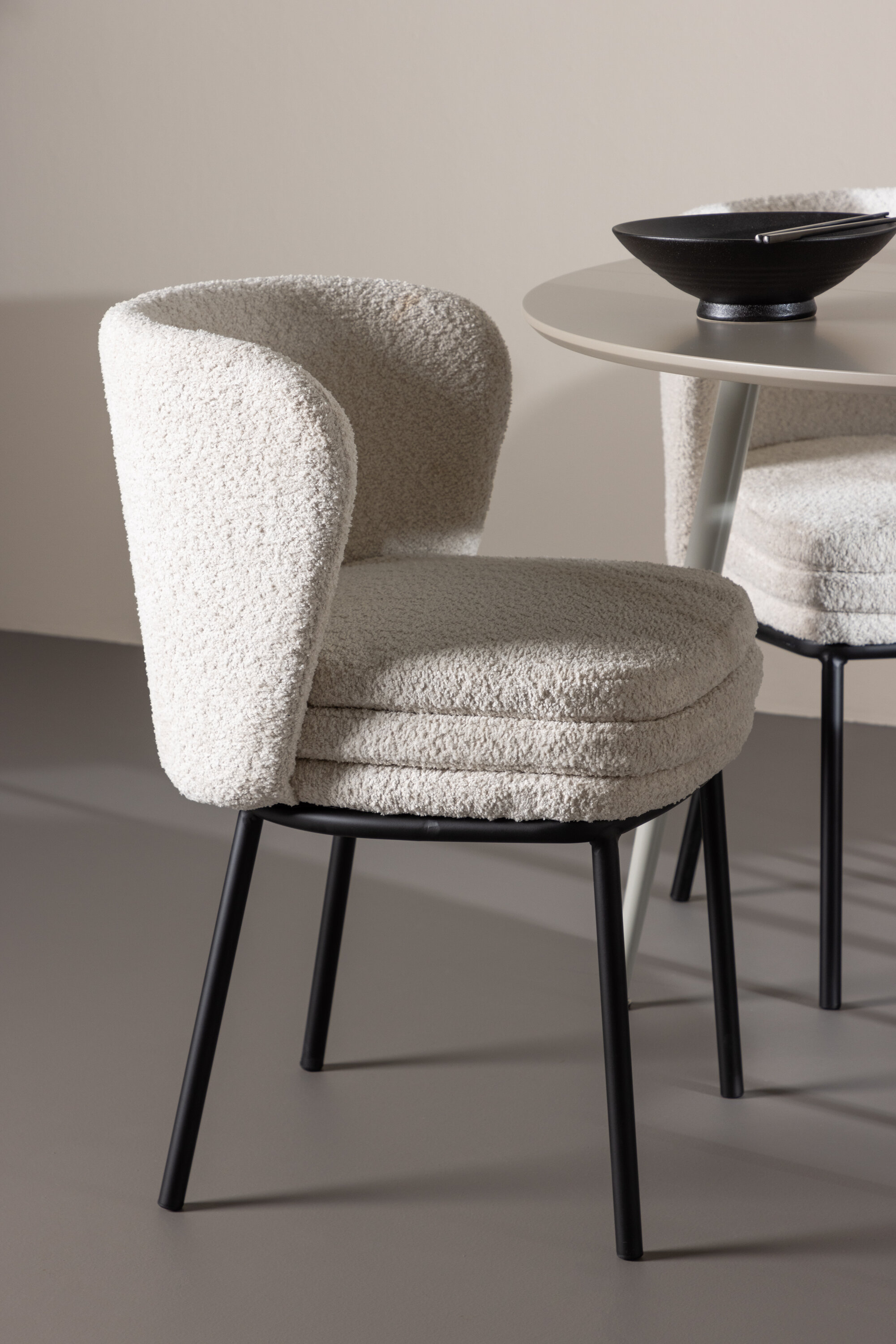 deLOHN Plaza, Agnes Kör alakú étkezőgarnitúra