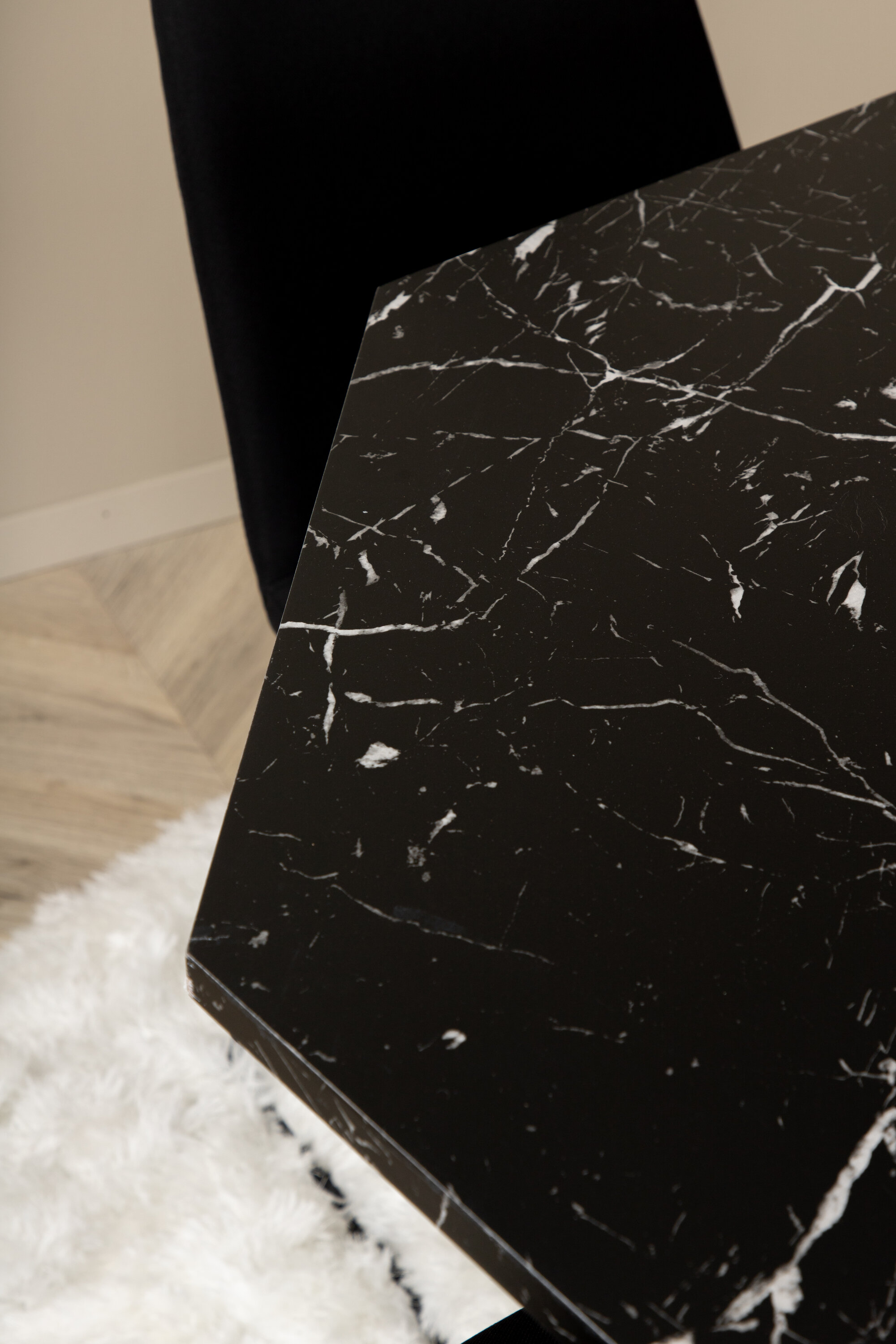 deLOHN Marbs, Muce Kör alakú étkezőgarnitúra