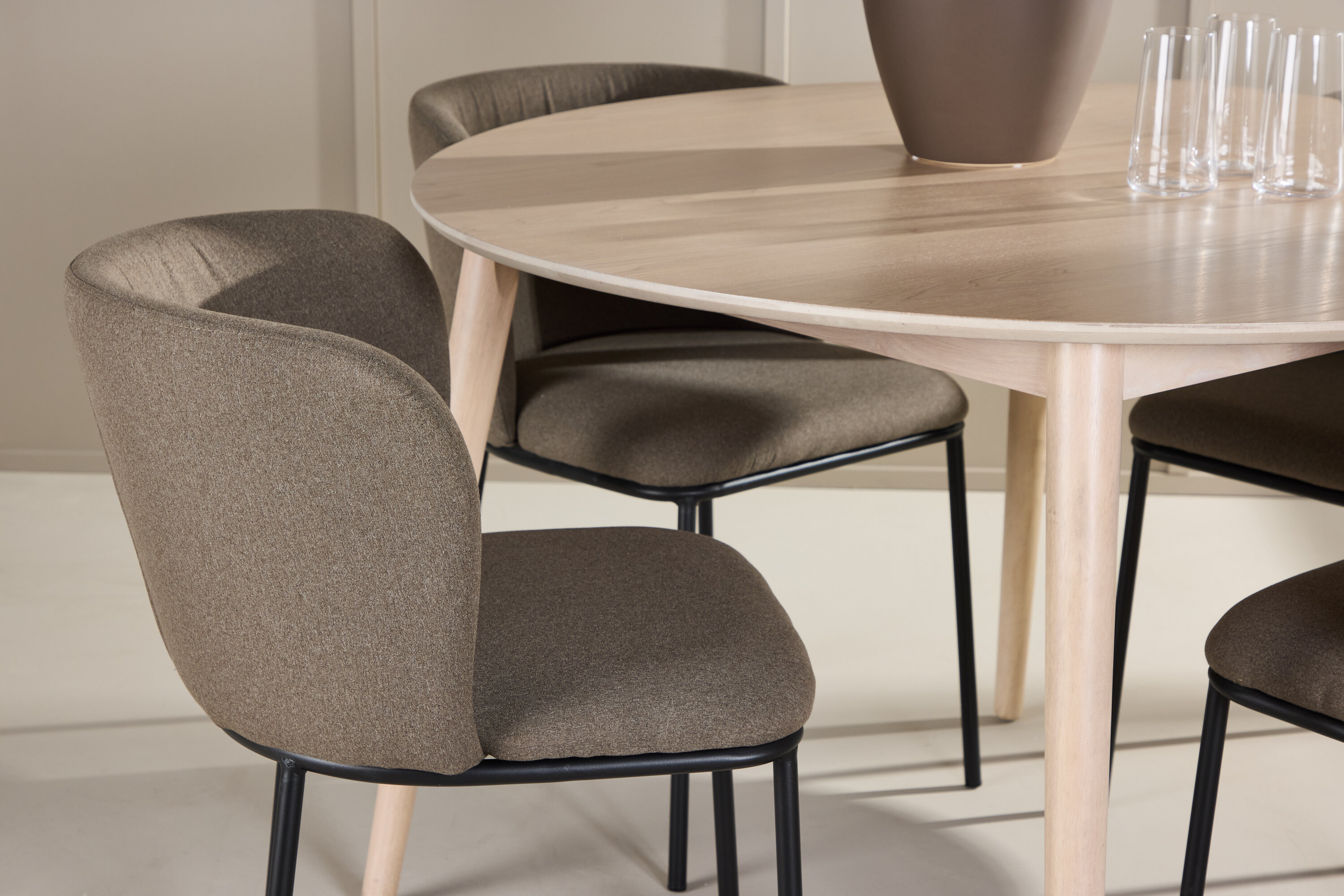 deLOHN Flora, Edina Kör alakú étkezőgarnitúra deLOHN Flora, Edina Kör alakú étkezőgarnitúra