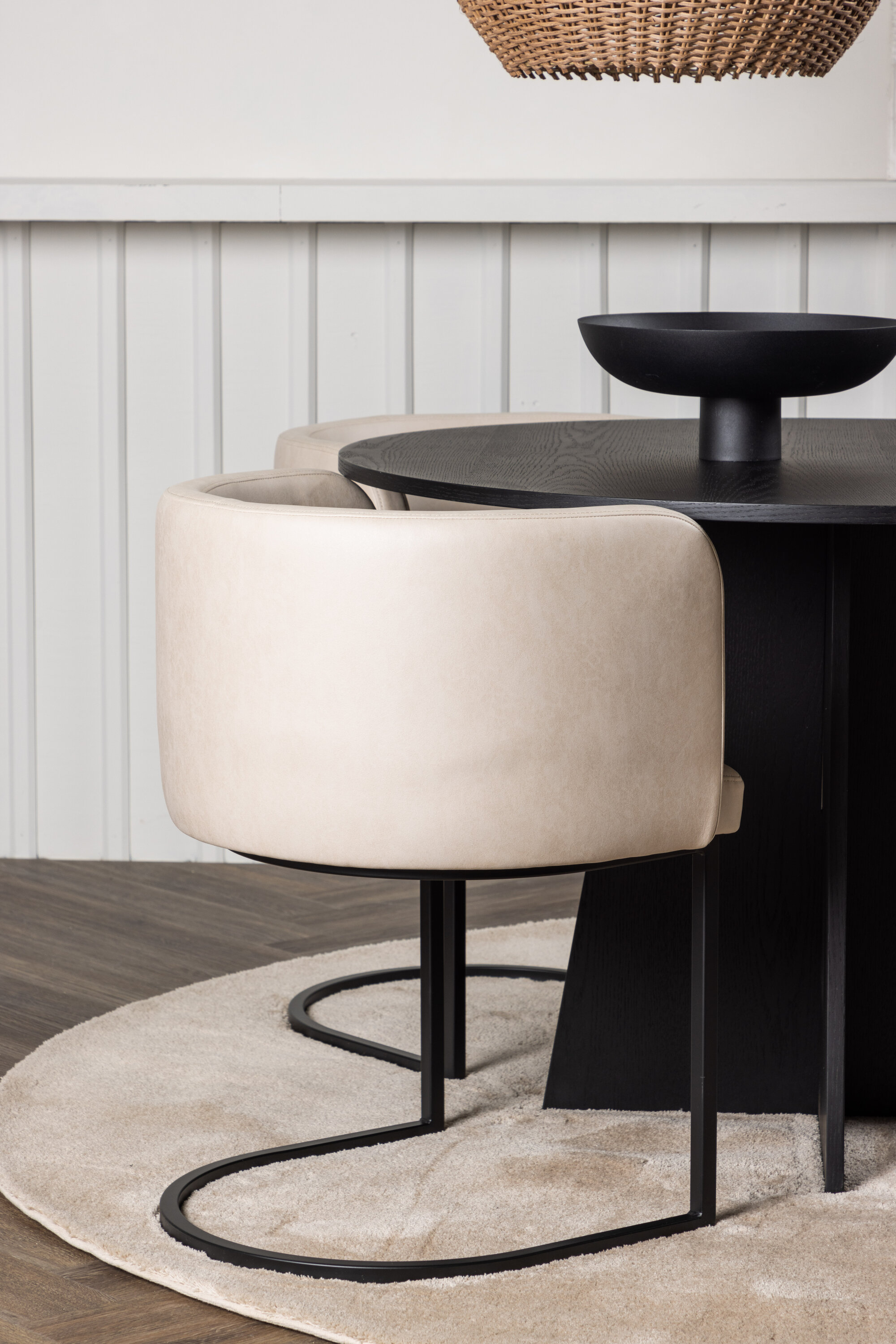 deLOHN Bootcut Oval, Simrishamn Kör alakú étkezőgarnitúra