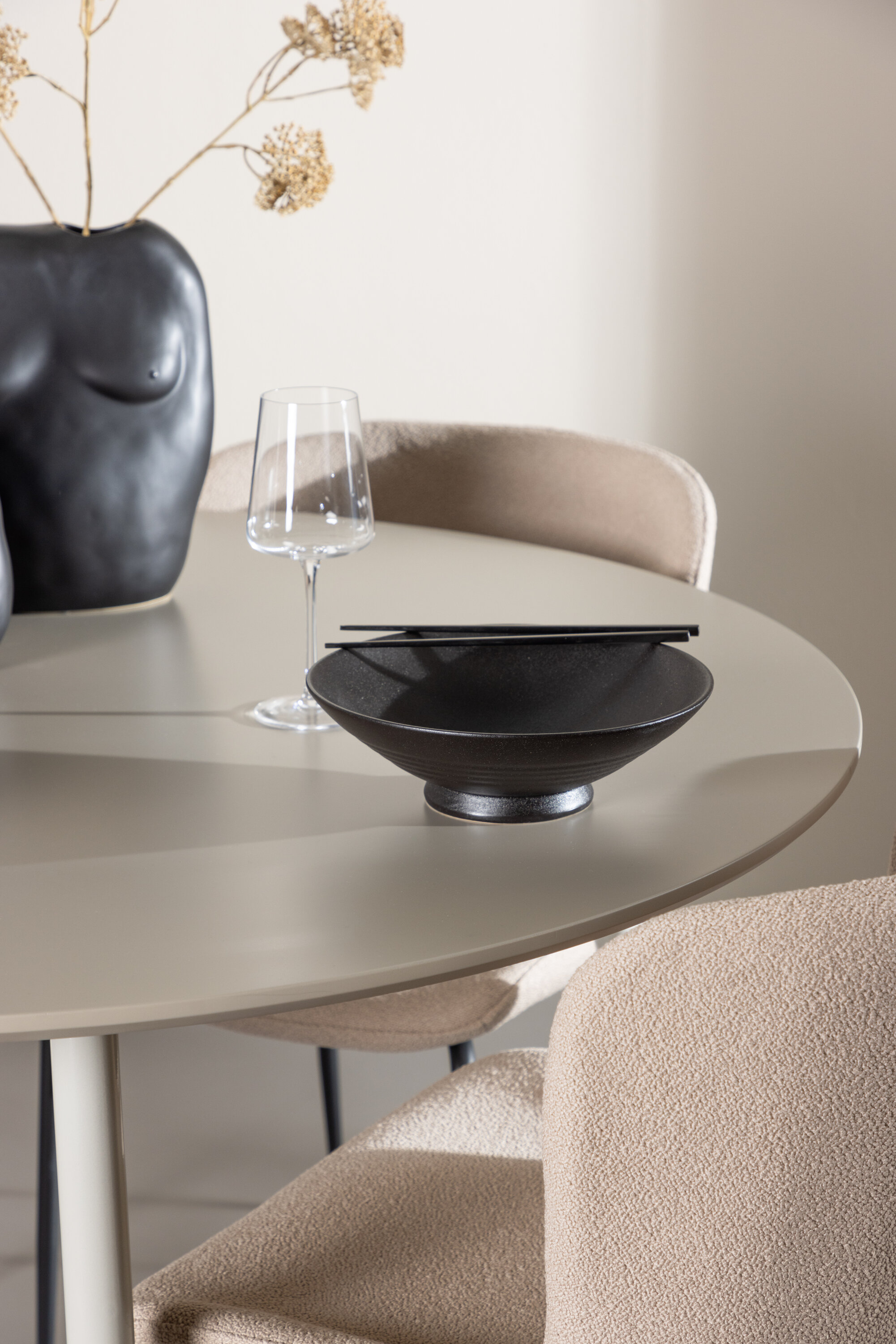 deLOHN Plaza, Modesto Kör alakú étkezőgarnitúra