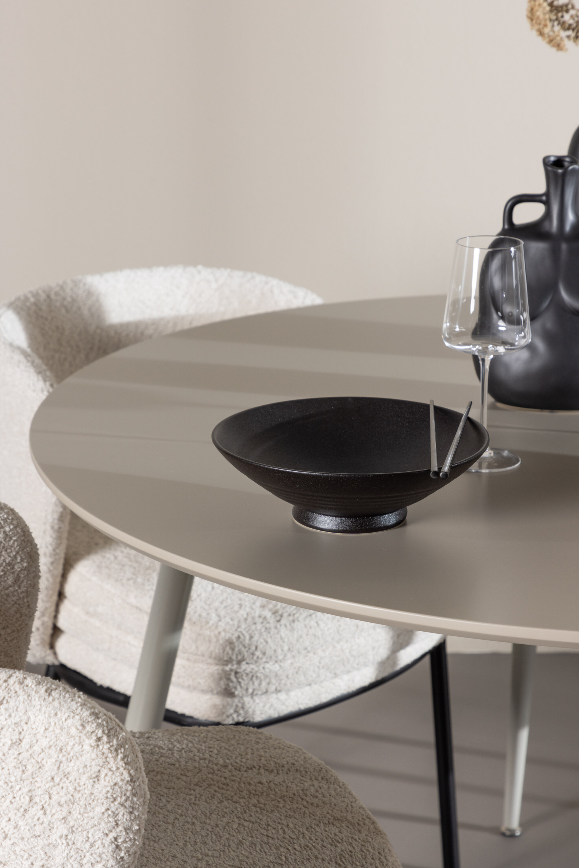 deLOHN Plaza, Agnes Kör alakú étkezőgarnitúra