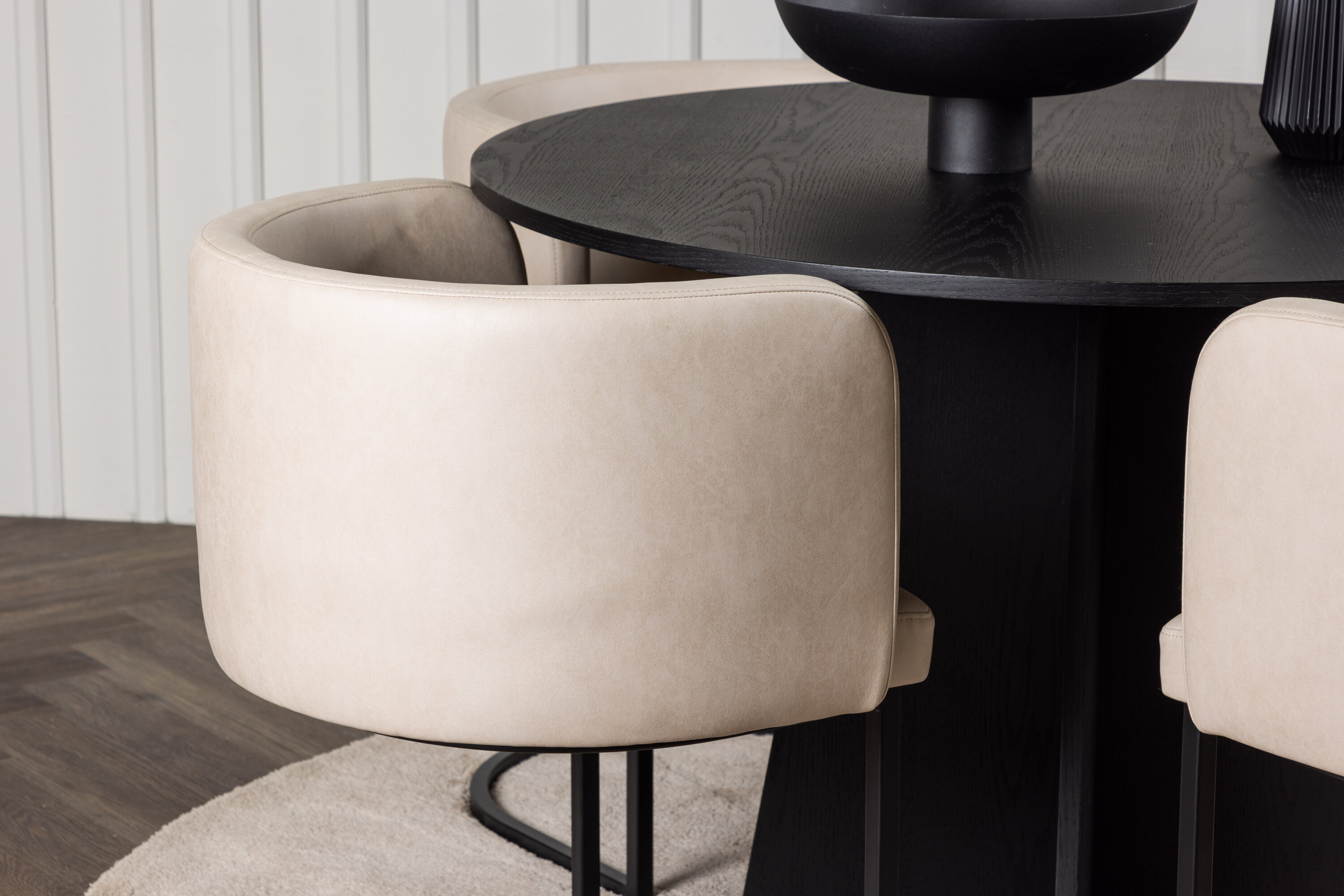 deLOHN Bootcut Oval, Simrishamn Kör alakú étkezőgarnitúra