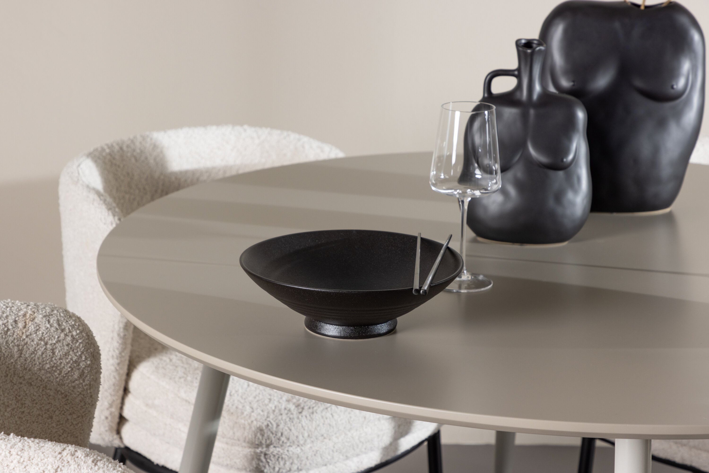 deLOHN Plaza, Agnes Kör alakú étkezőgarnitúra