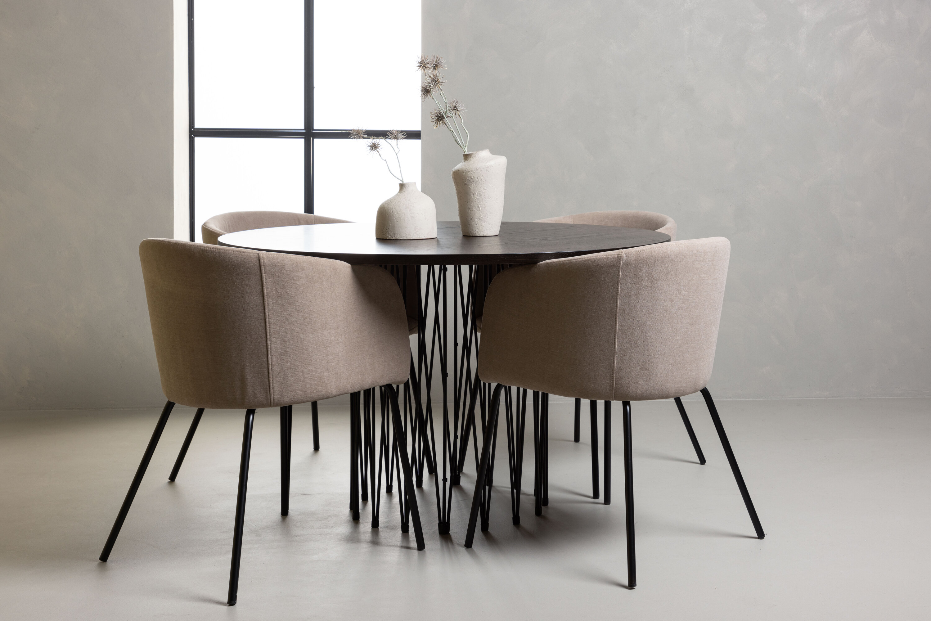 deLOHN Stone round, Berit Kör alakú étkezőgarnitúra deLOHN Stone round, Berit Kör alakú étkezőgarnitúra