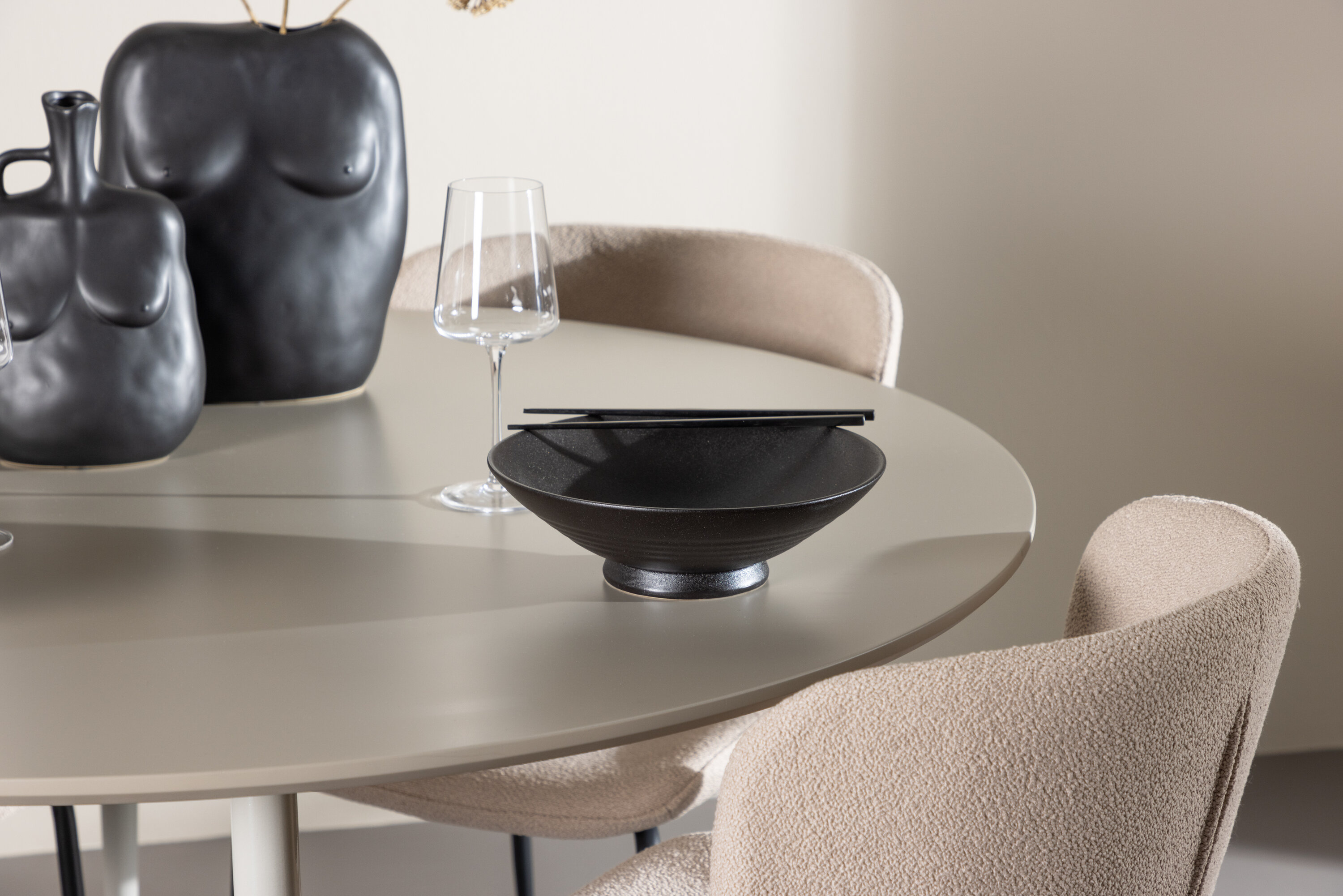 deLOHN Plaza, Modesto Kör alakú étkezőgarnitúra