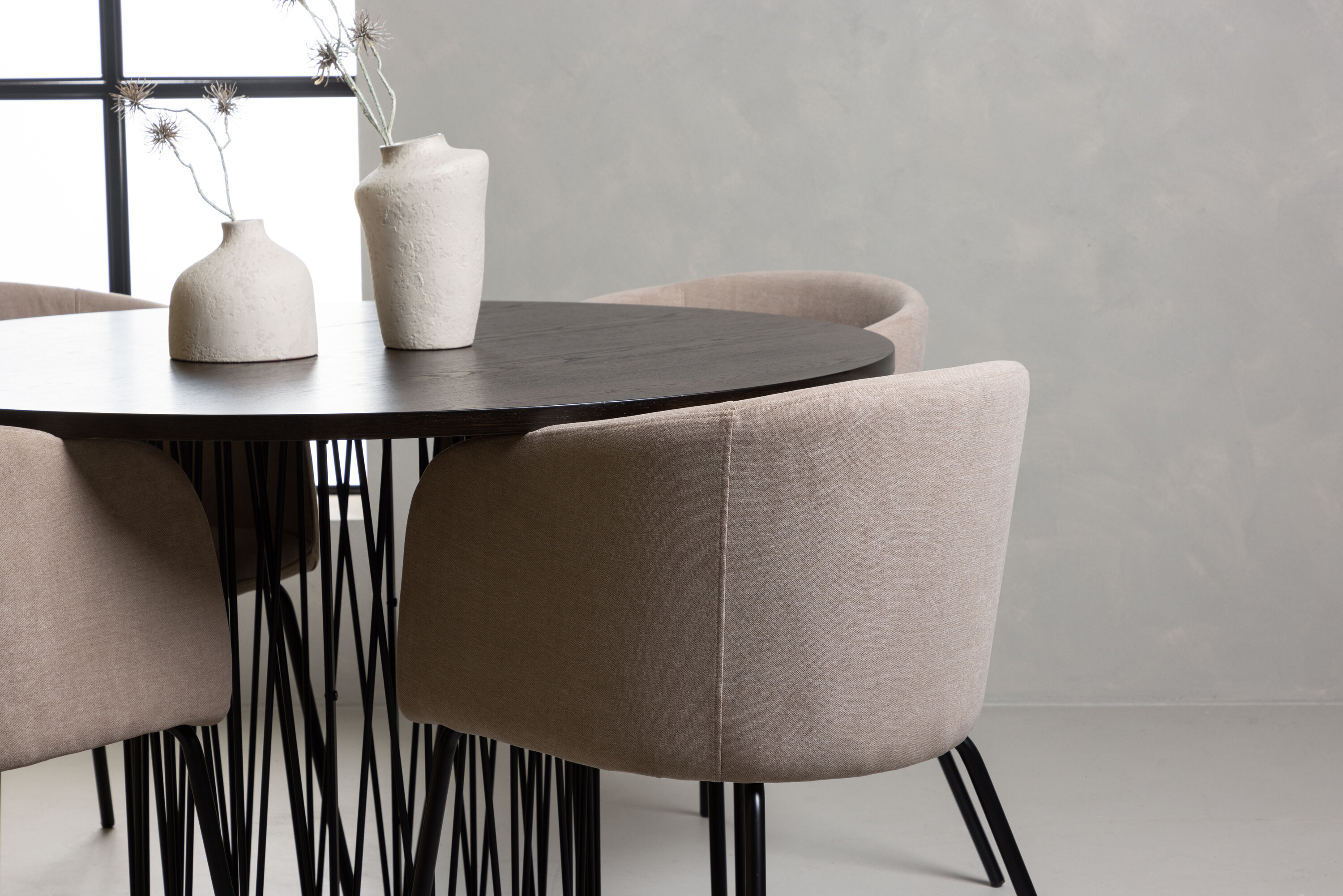 deLOHN Stone round, Berit Kör alakú étkezőgarnitúra deLOHN Stone round, Berit Kör alakú étkezőgarnitúra