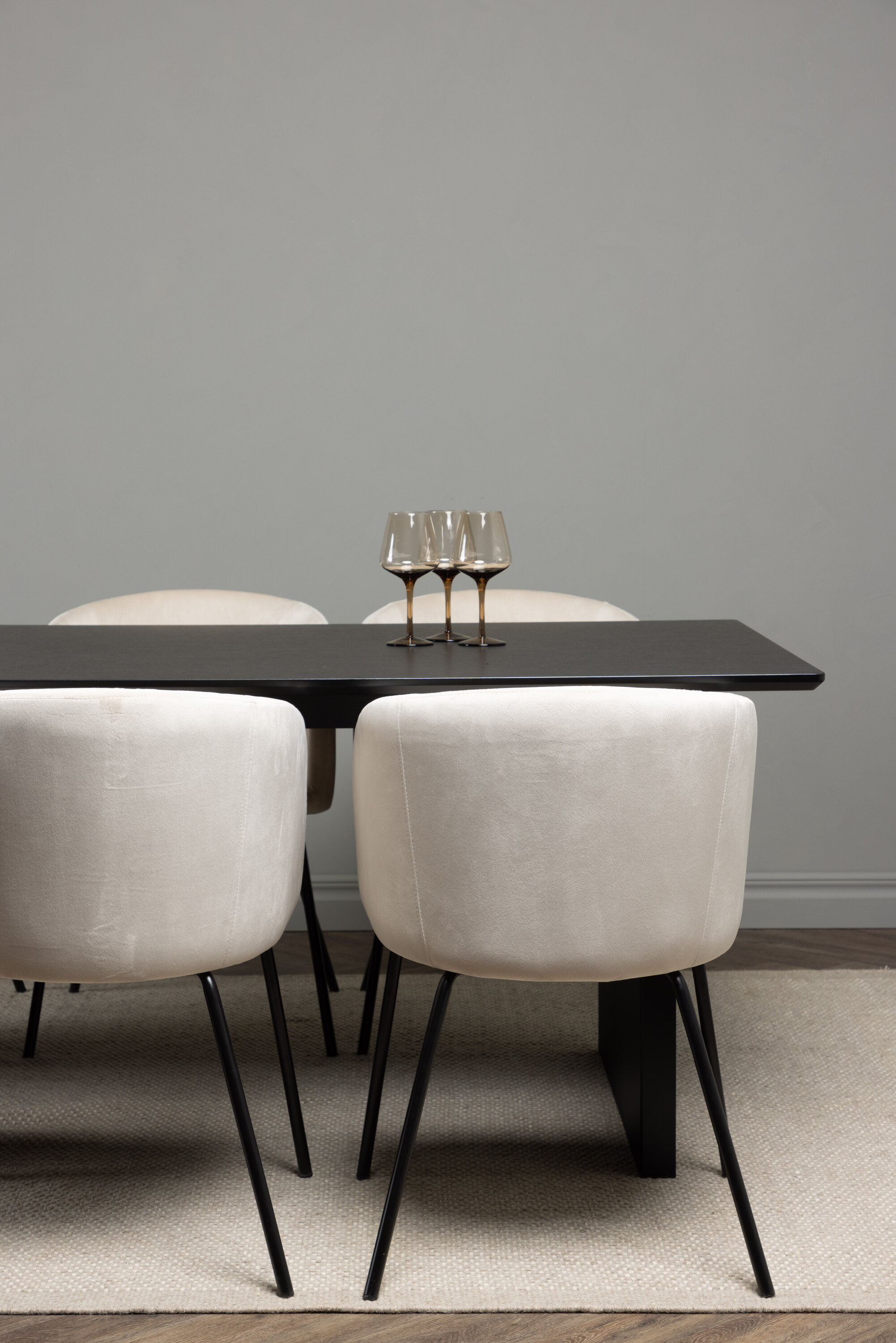 deLOHN Vail, Berit Téglalap alakú étkezőgarnitúra