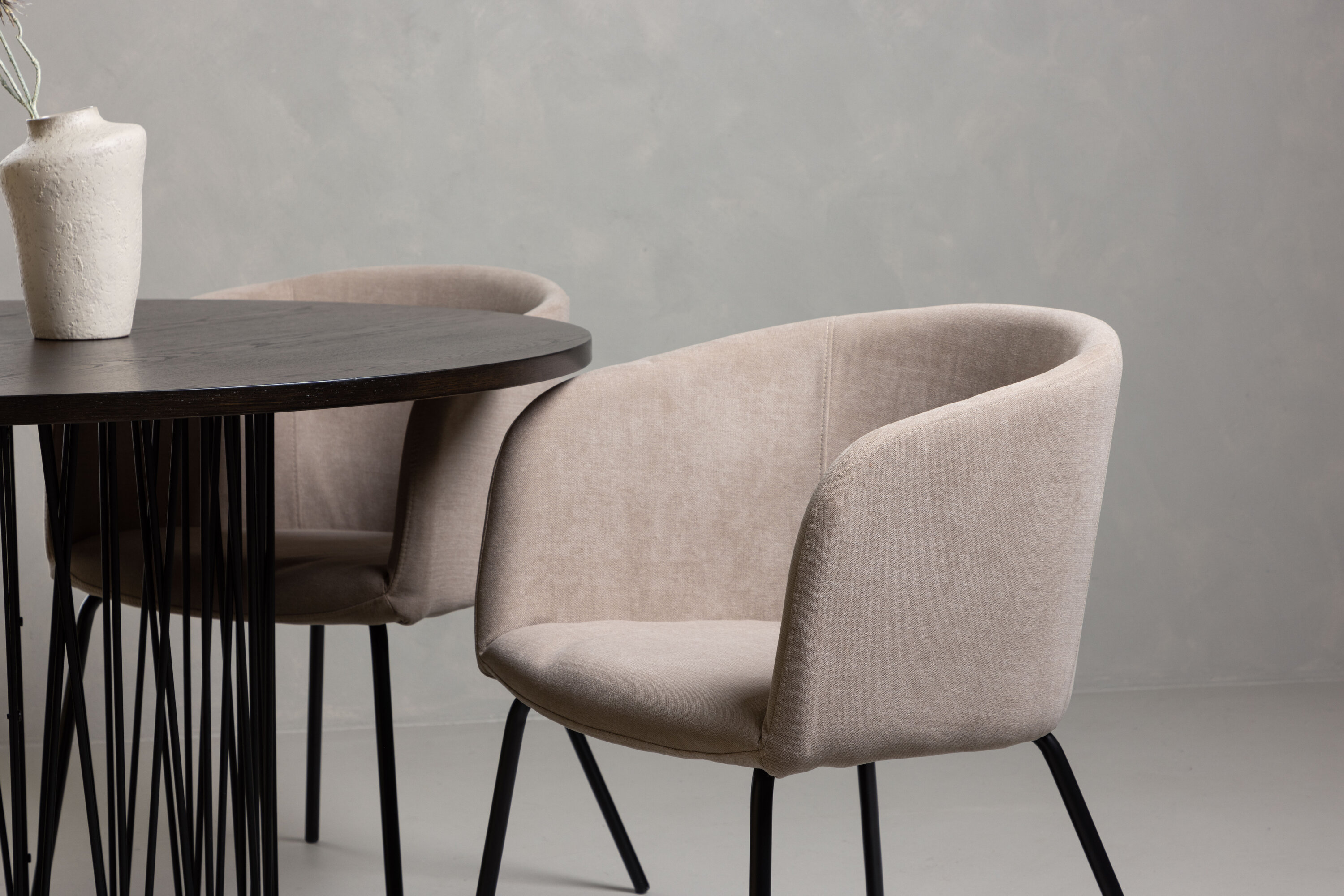 deLOHN Stone round, Berit Kör alakú étkezőgarnitúra deLOHN Stone round, Berit Kör alakú étkezőgarnitúra