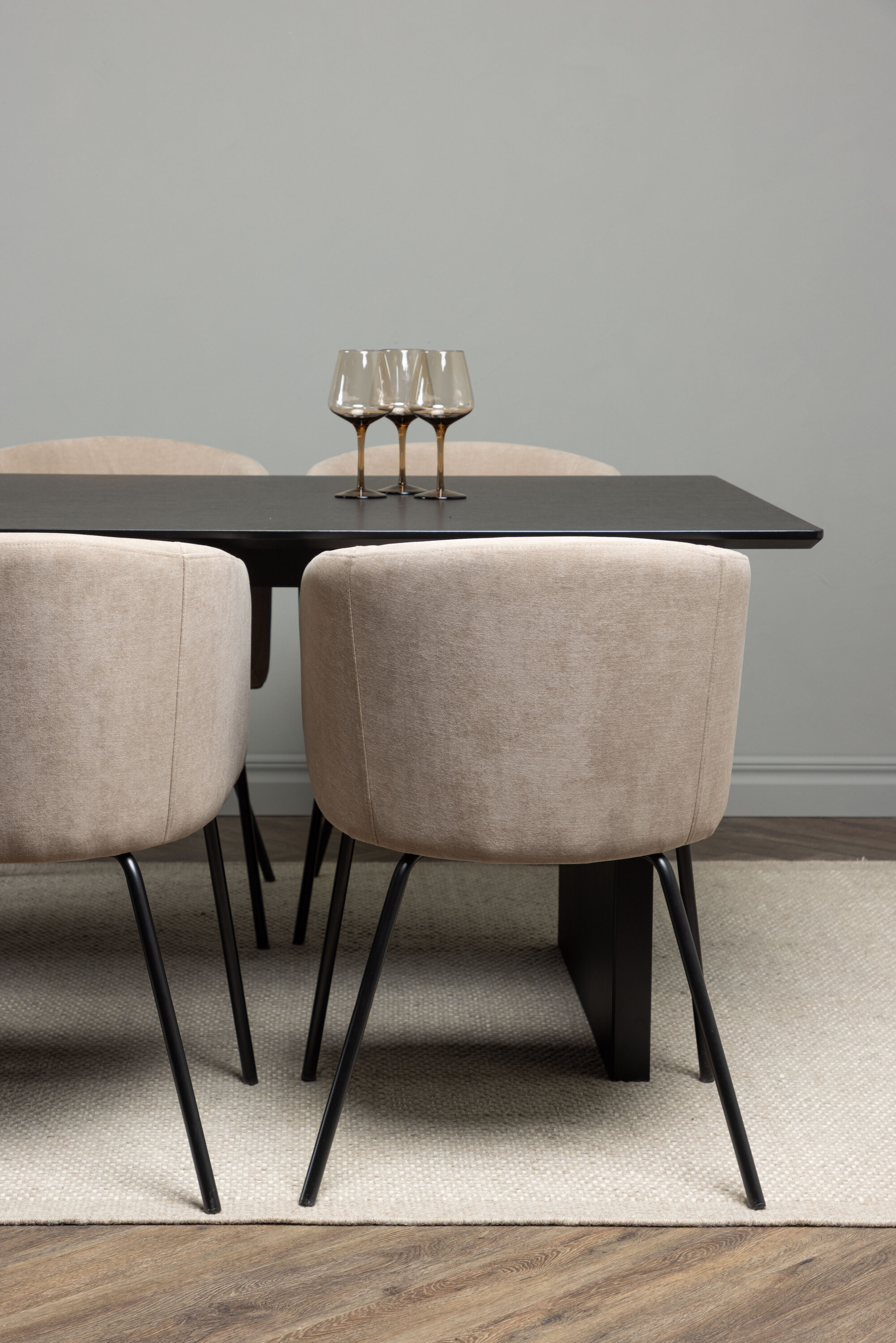 deLOHN Vail, Berit Téglalap alakú étkezőgarnitúra