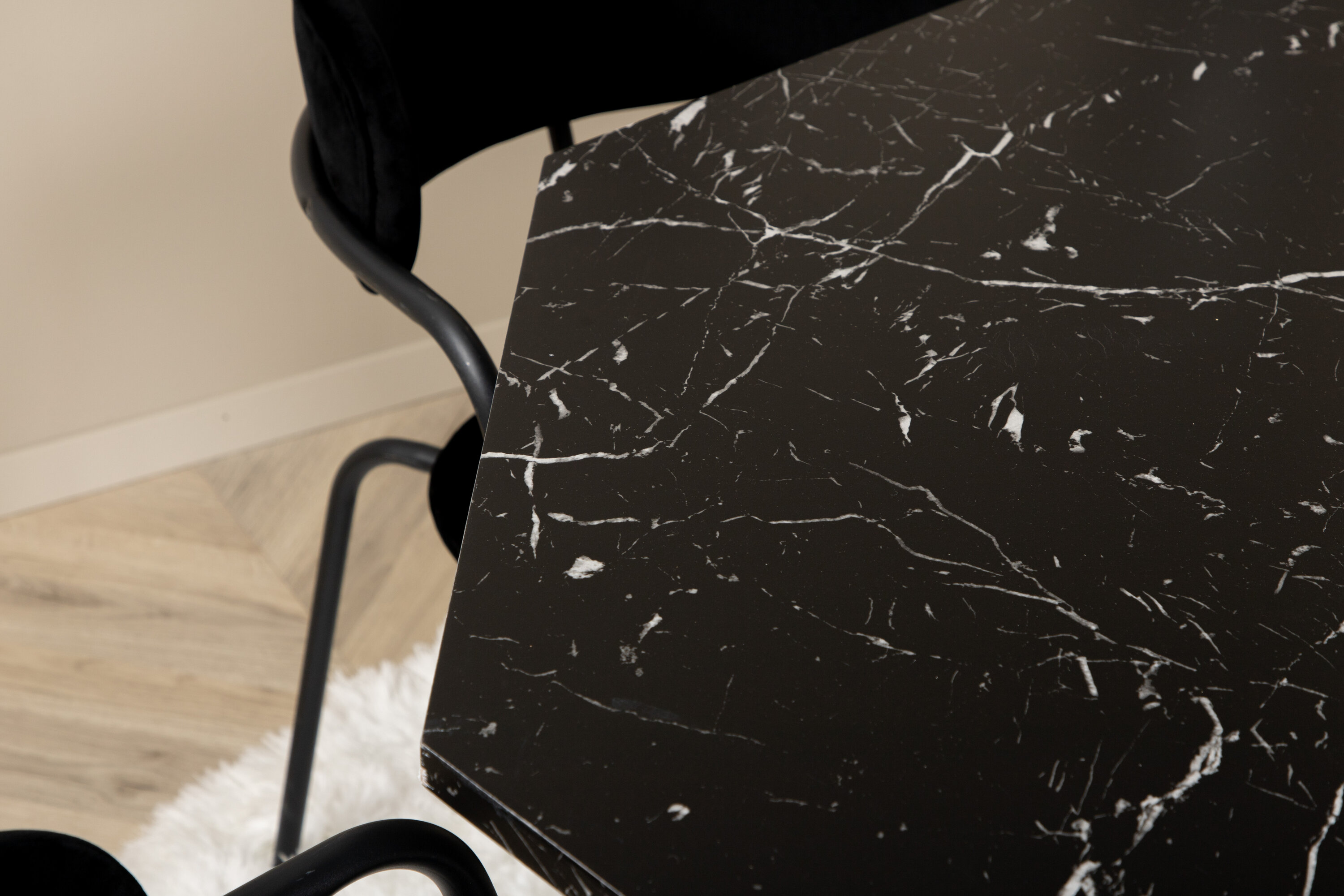 deLOHN Marbs, Arrow Kör alakú étkezőgarnitúra