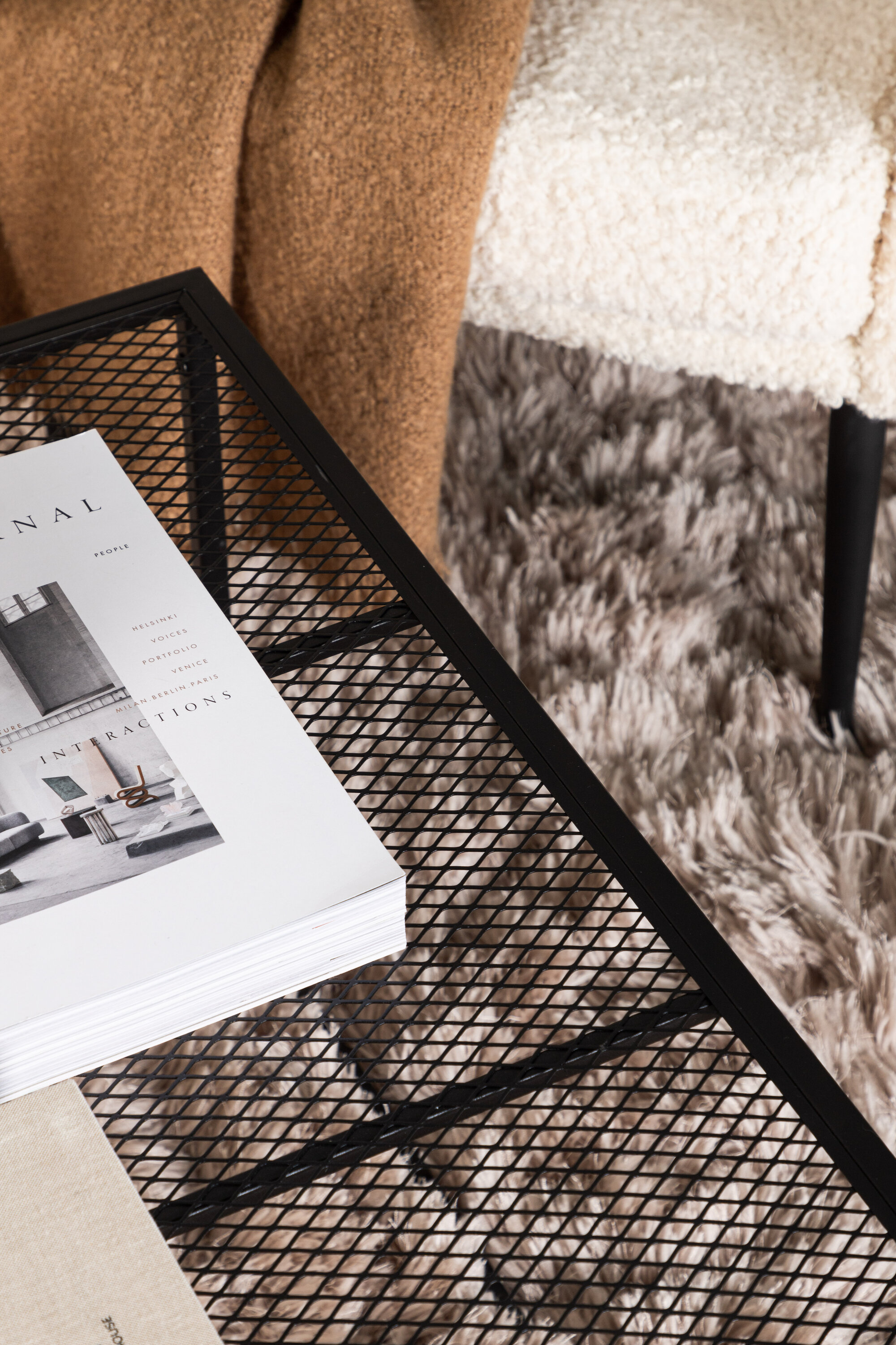 deLOHN Netz Dohányzóasztal