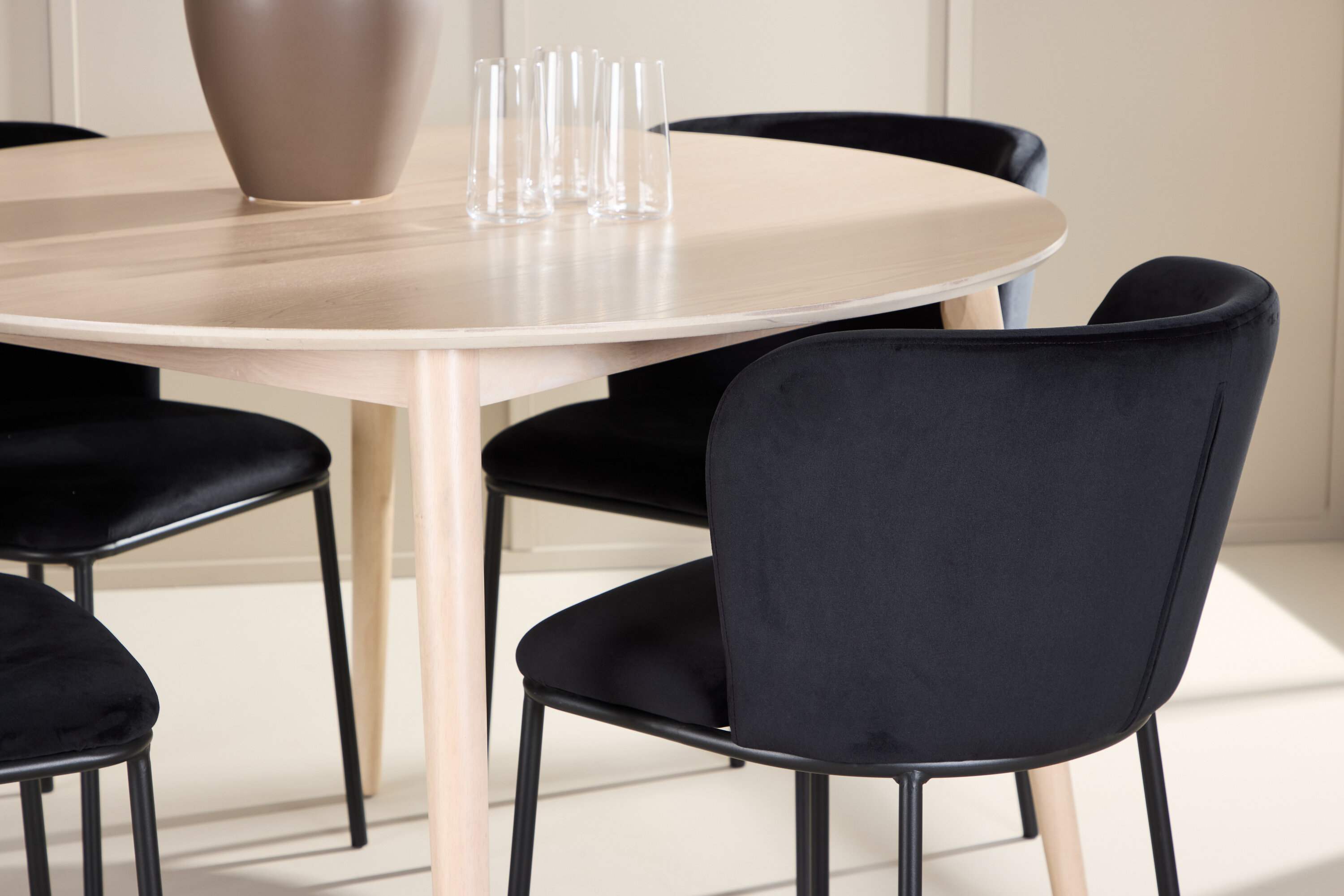 deLOHN Flora, Edina Kör alakú étkezőgarnitúra