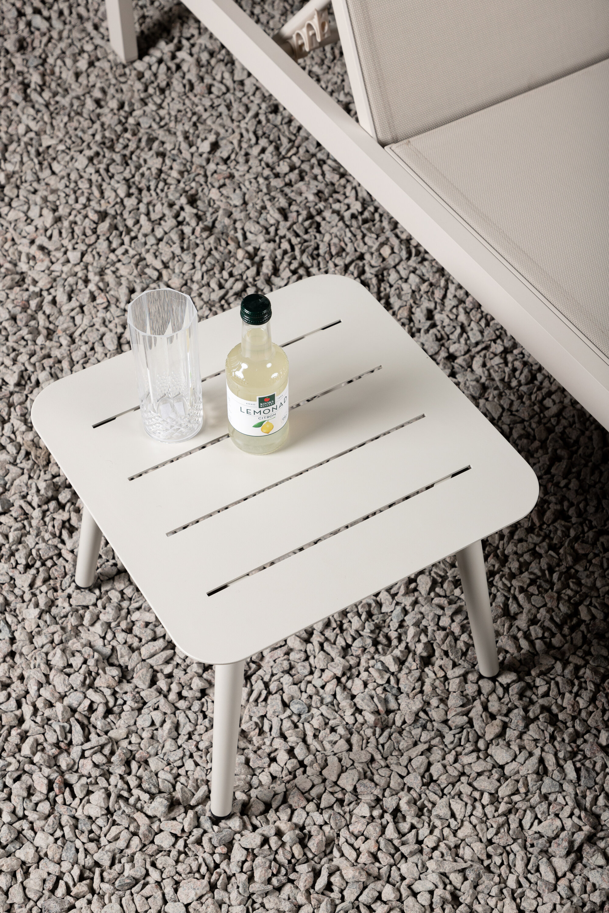 deLOHN Lina Kisasztal