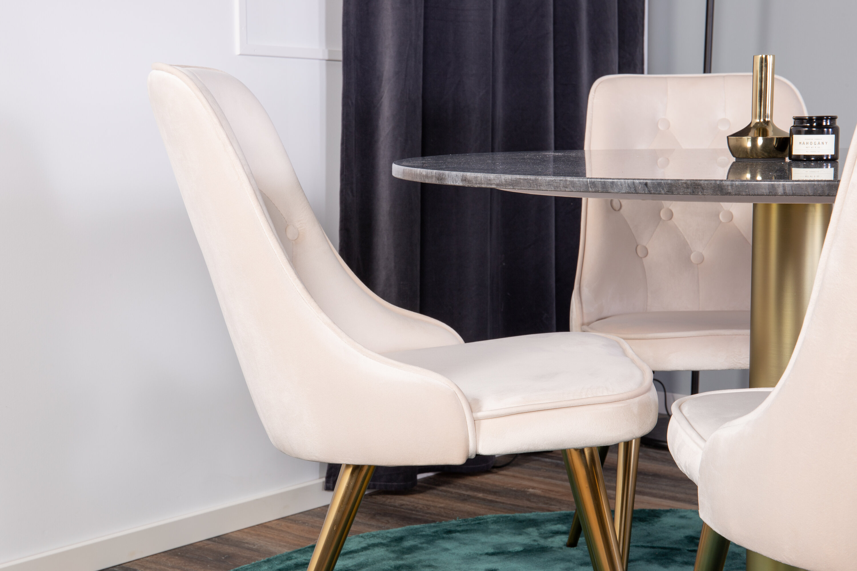 deLOHN Estelle, Velvet Deluxe Kör alakú étkezőgarnitúra deLOHN Estelle, Velvet Deluxe Kör alakú étkezőgarnitúra