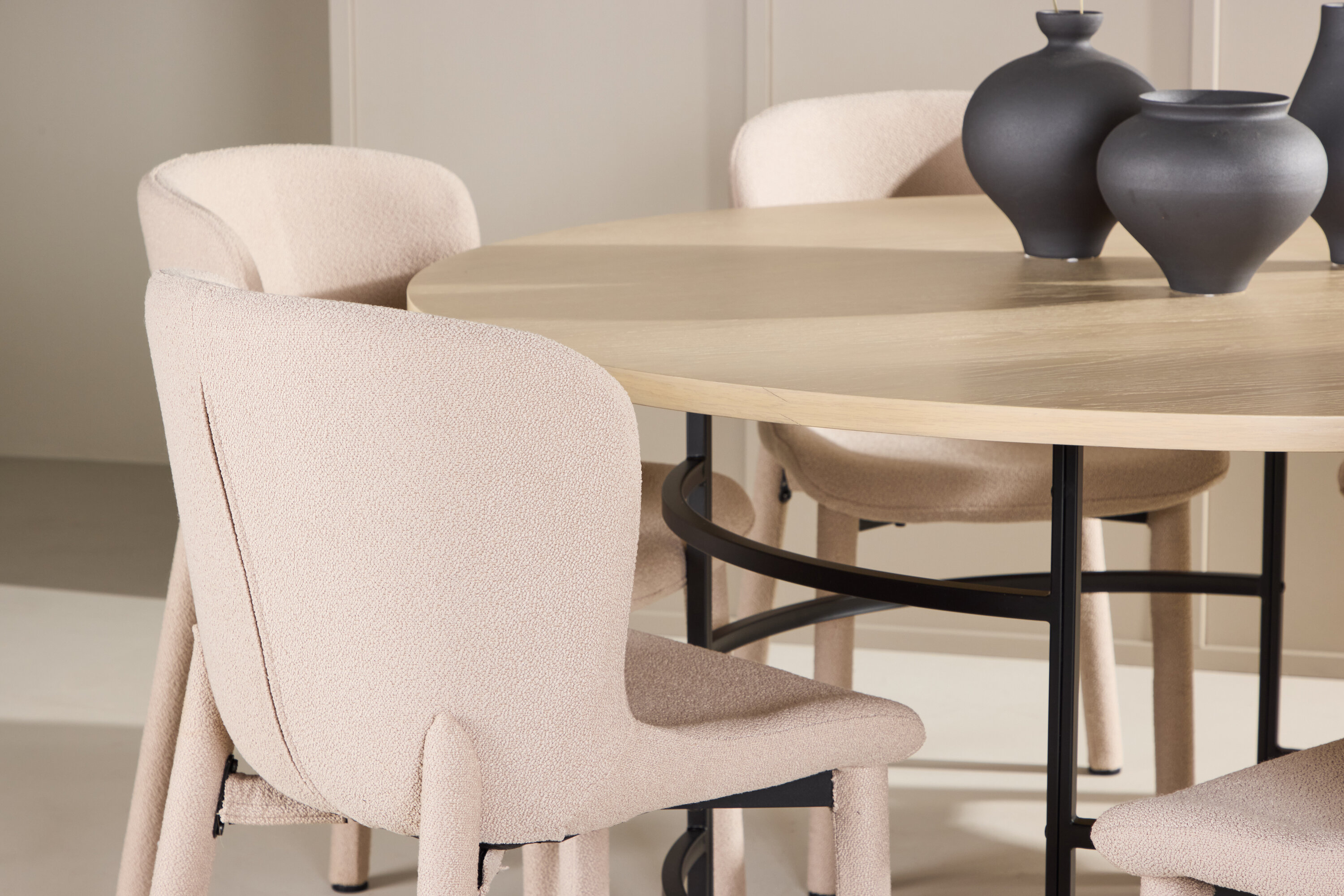 deLOHN Copenhagen, Astoria Kör alakú étkezőgarnitúra deLOHN Copenhagen, Astoria Kör alakú étkezőgarnitúra