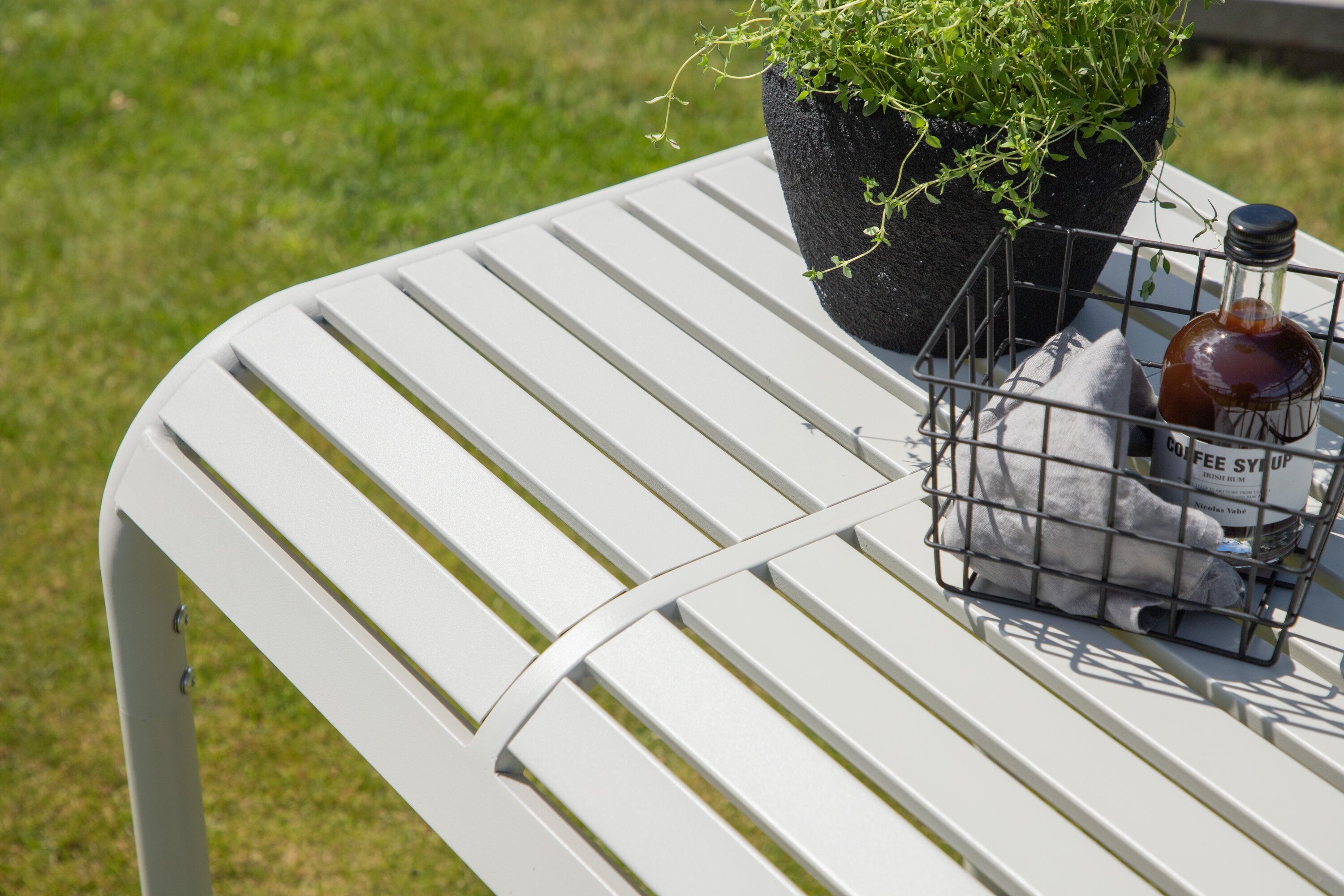 deLOHN Borneo Kávéházi asztal