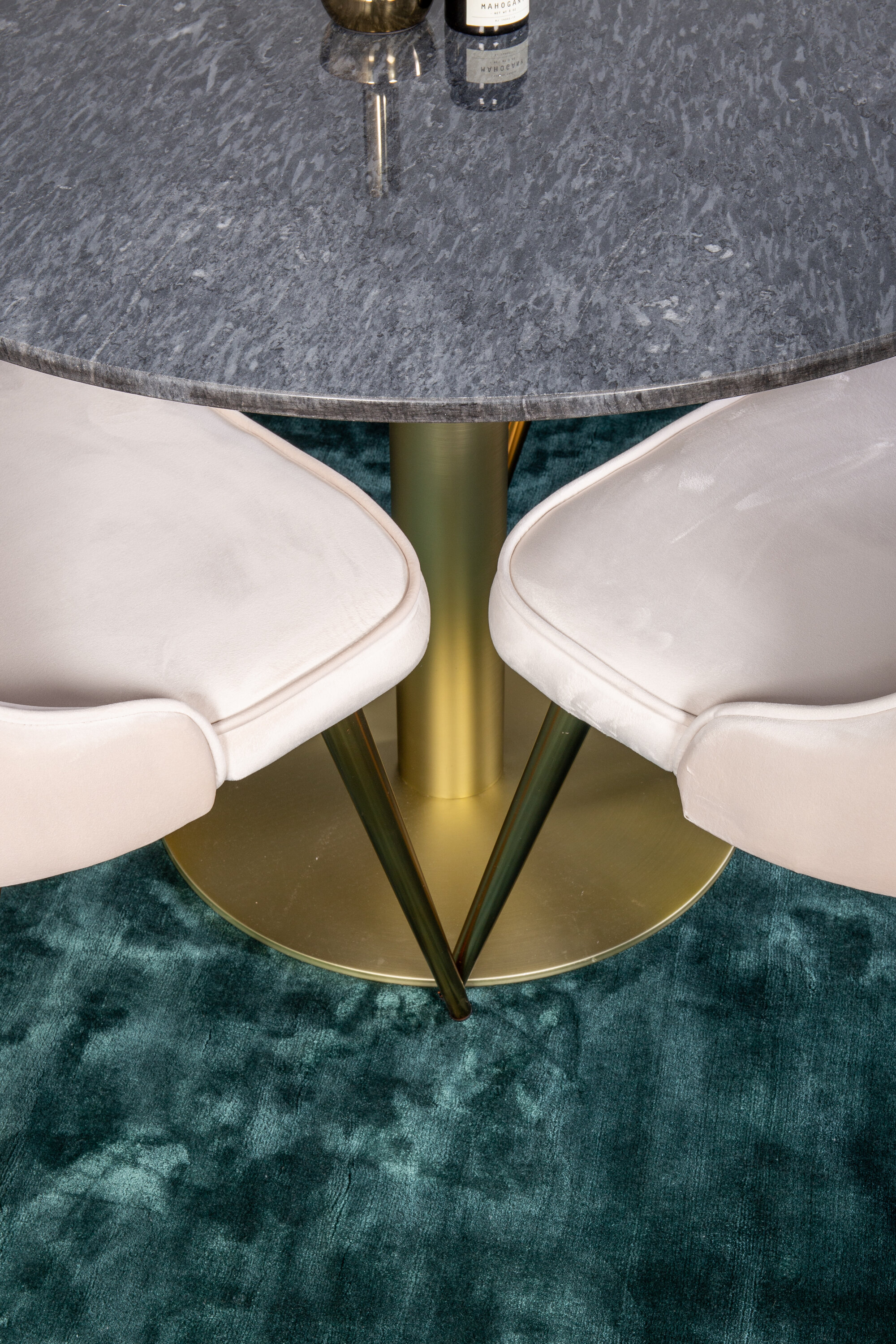 deLOHN Estelle, Velvet Deluxe Kör alakú étkezőgarnitúra deLOHN Estelle, Velvet Deluxe Kör alakú étkezőgarnitúra