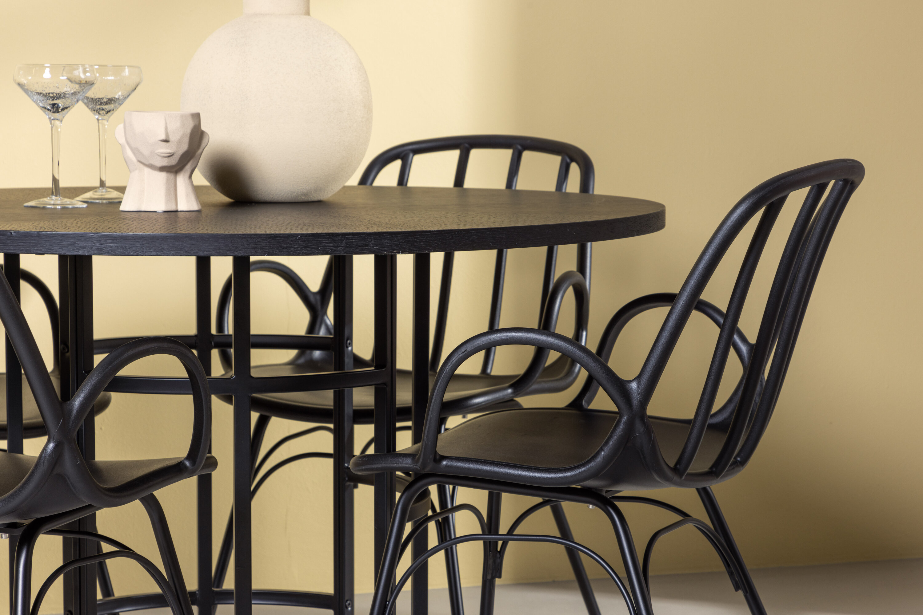 deLOHN Copenhagen, Dyrön Kör alakú étkezőgarnitúra