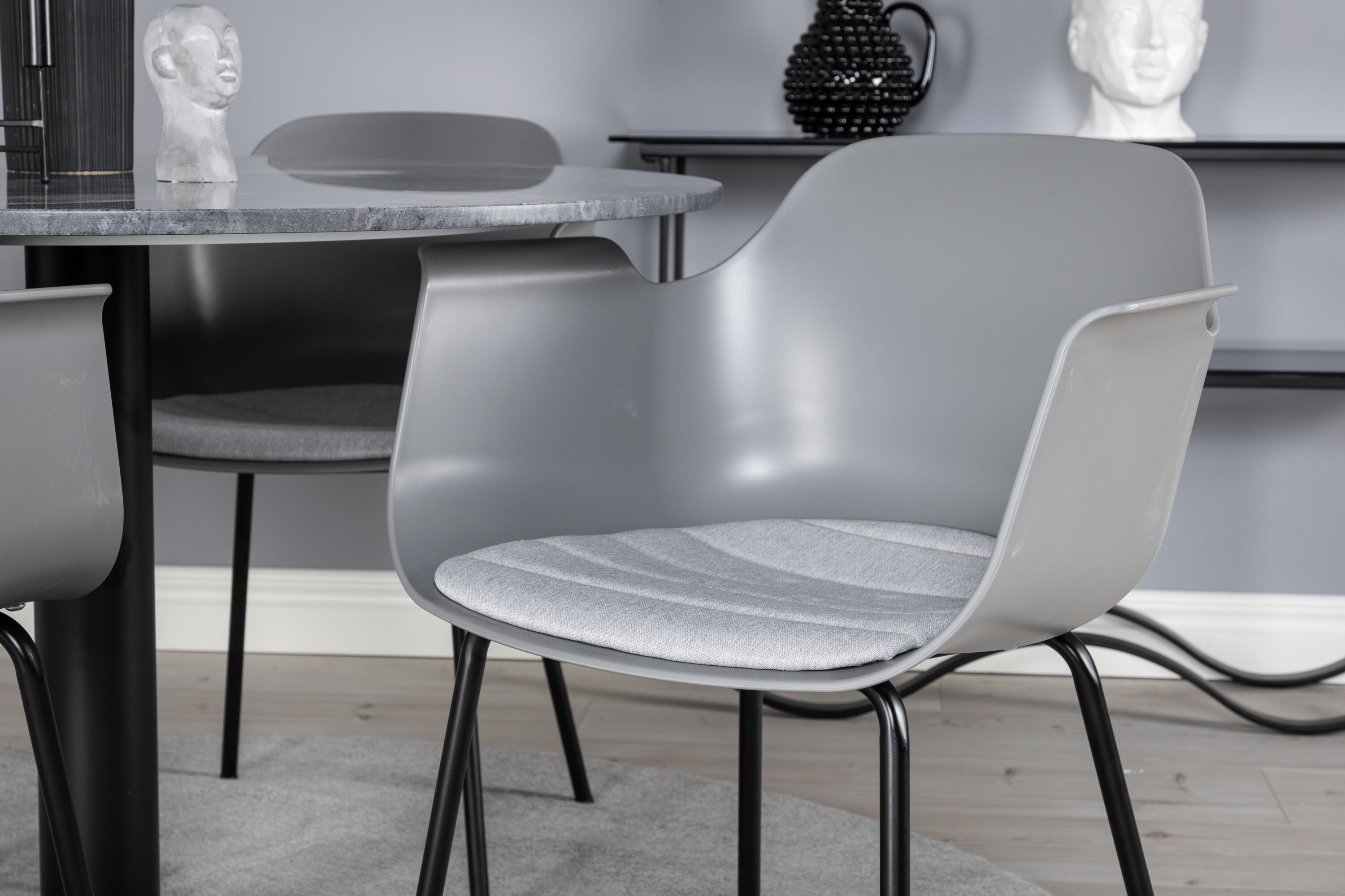 deLOHN Estelle, Comfort Kör alakú étkezőgarnitúra deLOHN Estelle, Comfort Kör alakú étkezőgarnitúra