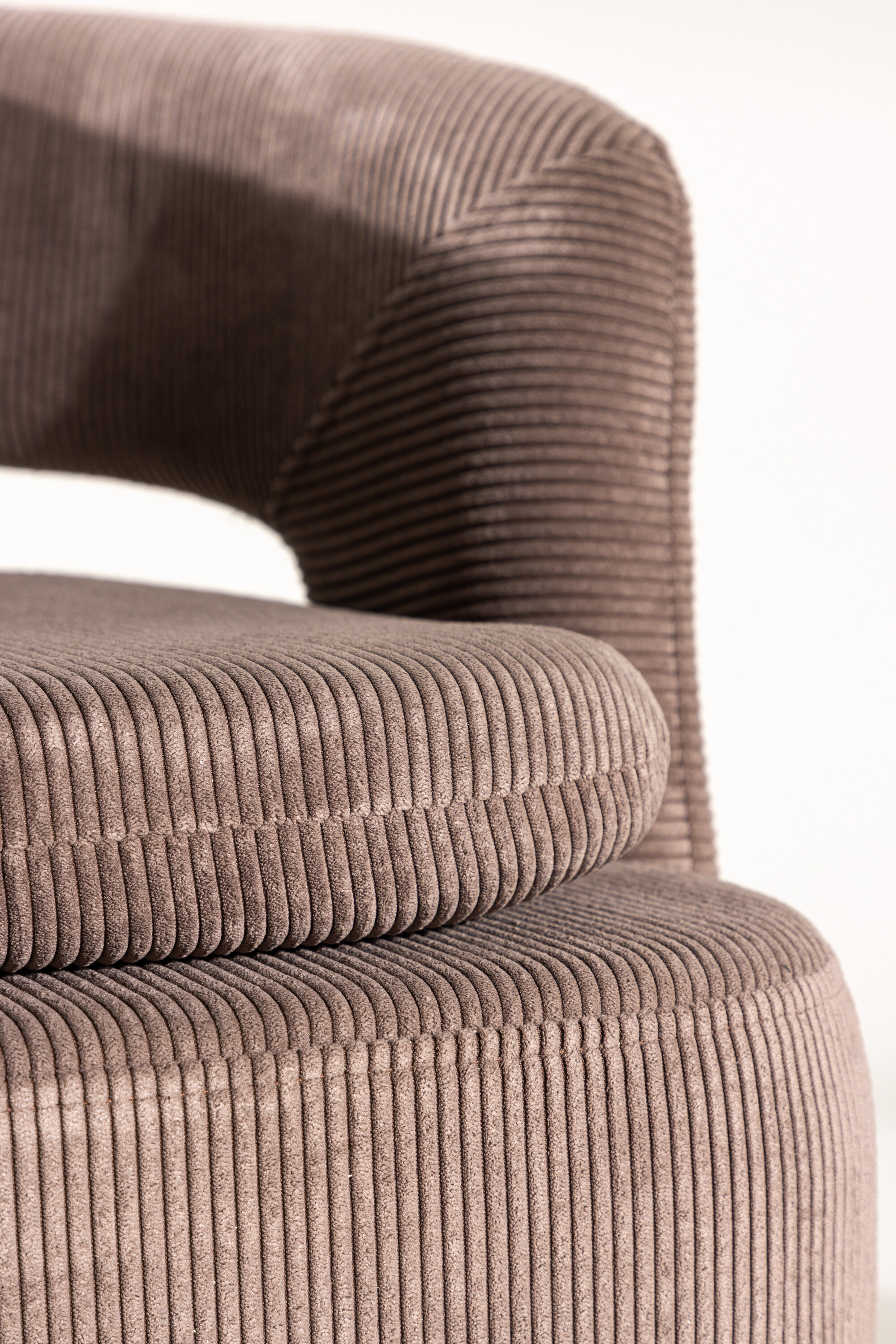 deLOHN Laurel Fotel deLOHN Laurel Fotel