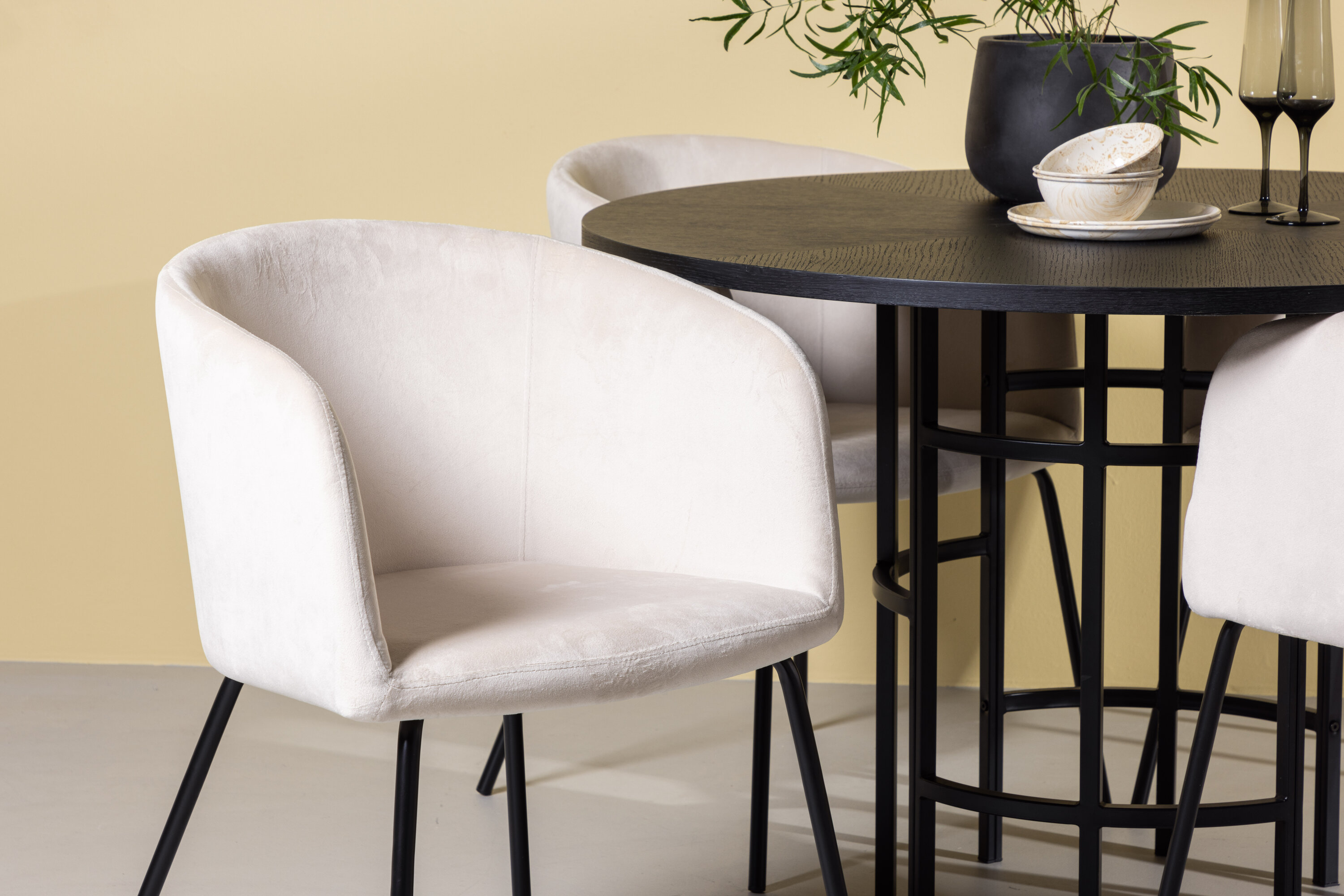 deLOHN Copenhagen, Berit Kör alakú étkezőgarnitúra